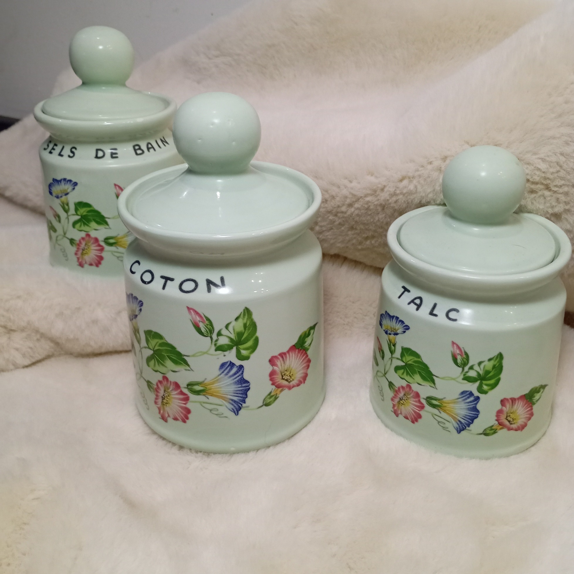 Trio de pots en porcelaines blanc/vert pour salle de bain vue gauche