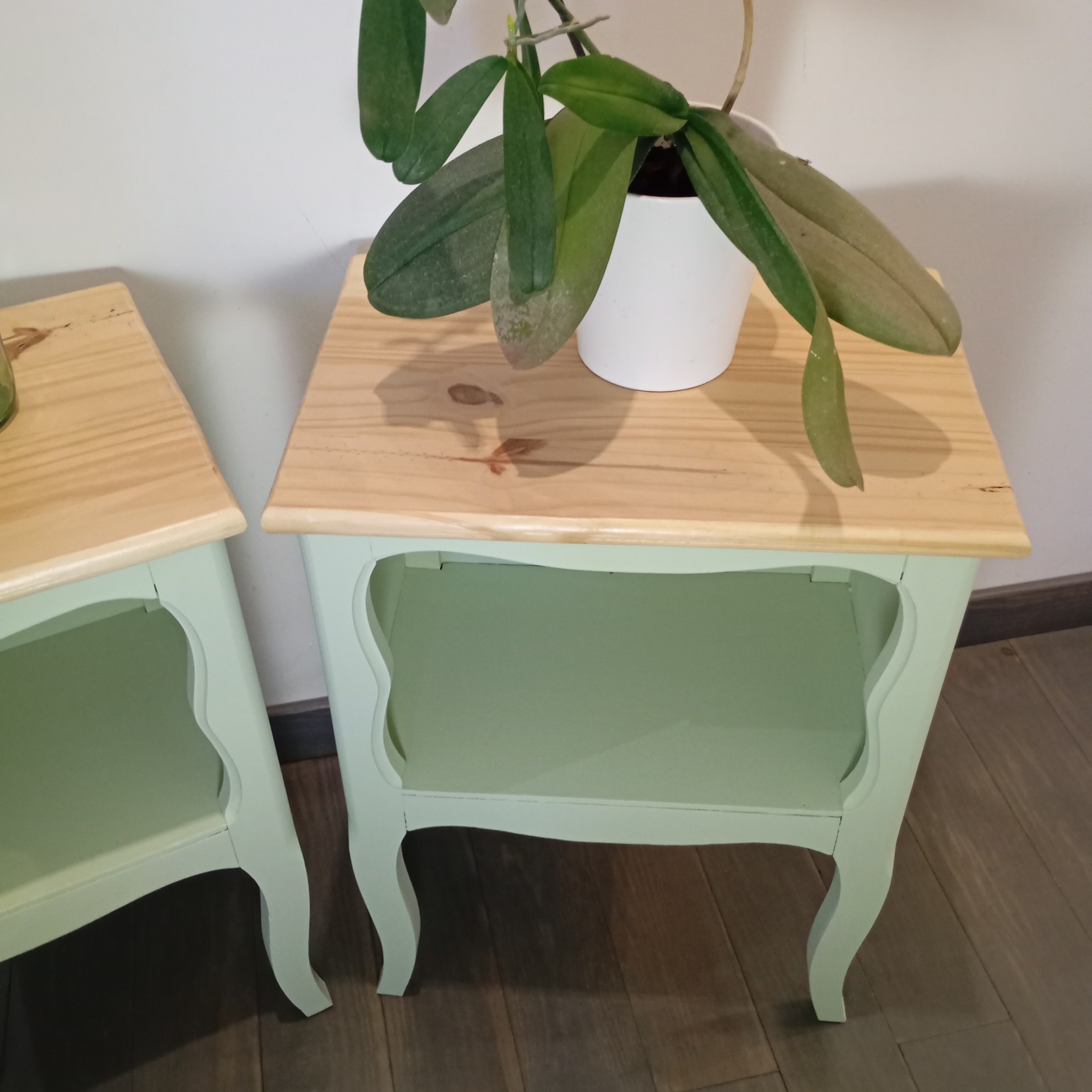 vue de dessus de la paire de chevets relookées vert et bois avec niche
