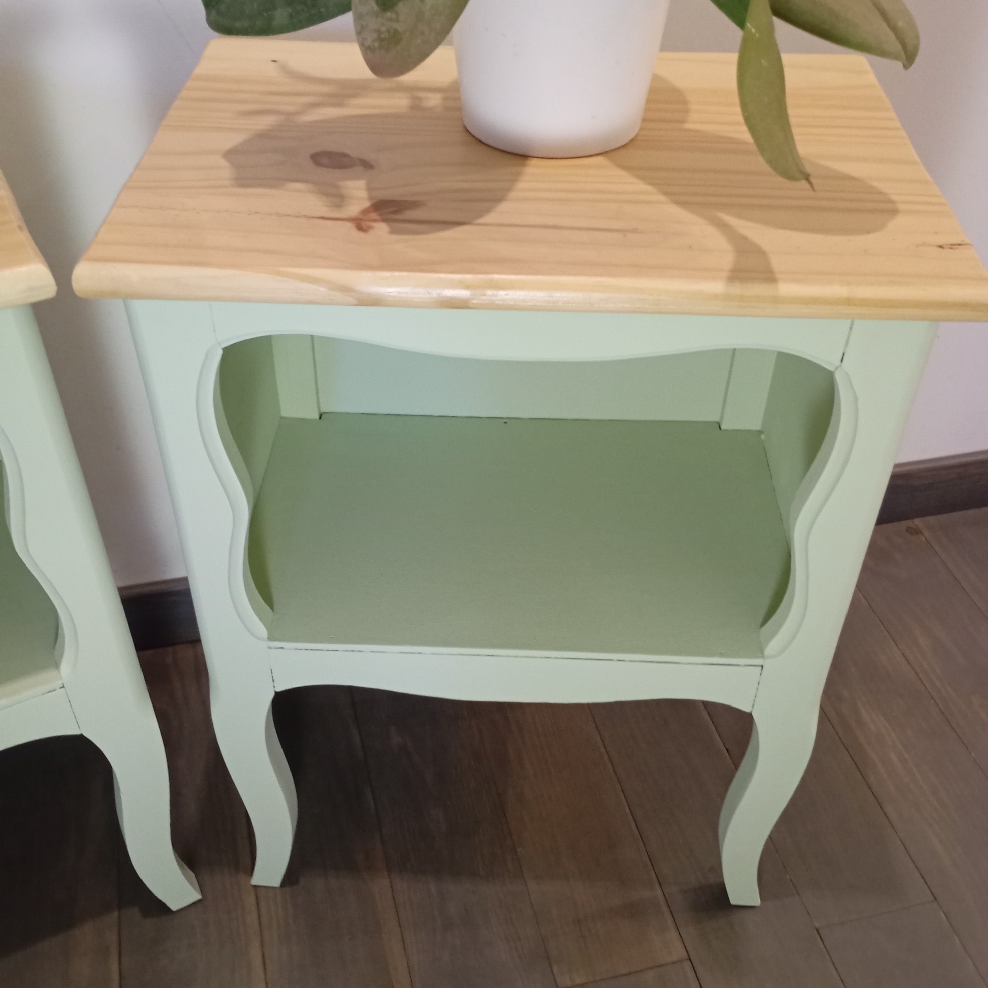 vue de dessus d'un des chevets relookées vert et bois avec niche