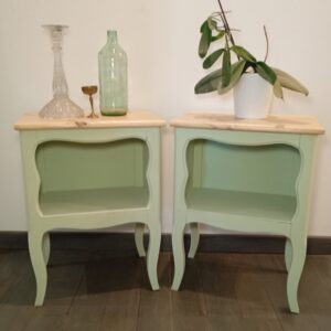 paire de chevets relookées vert et bois
