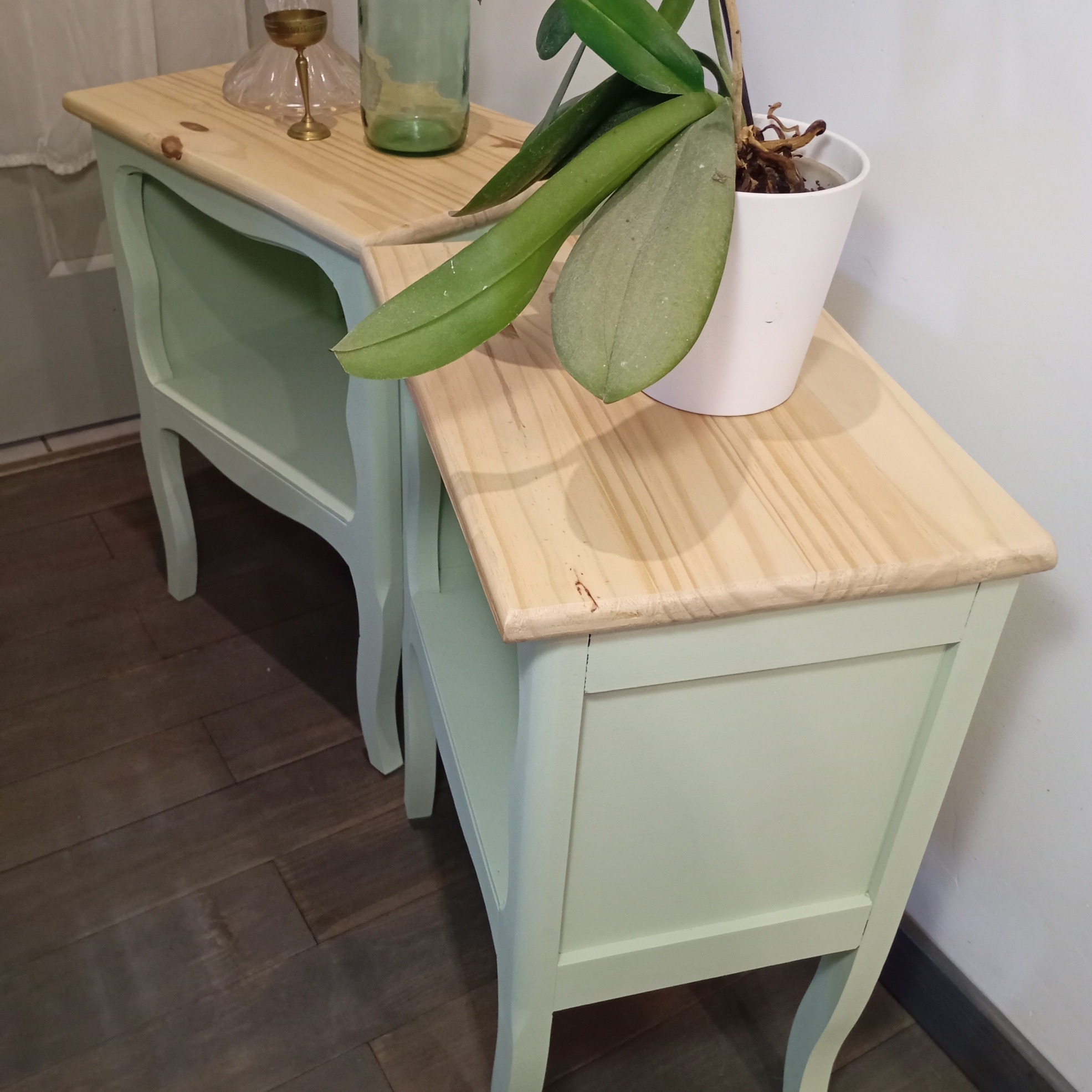 paire de chevets relookées vert et bois avec niche vue de gauche