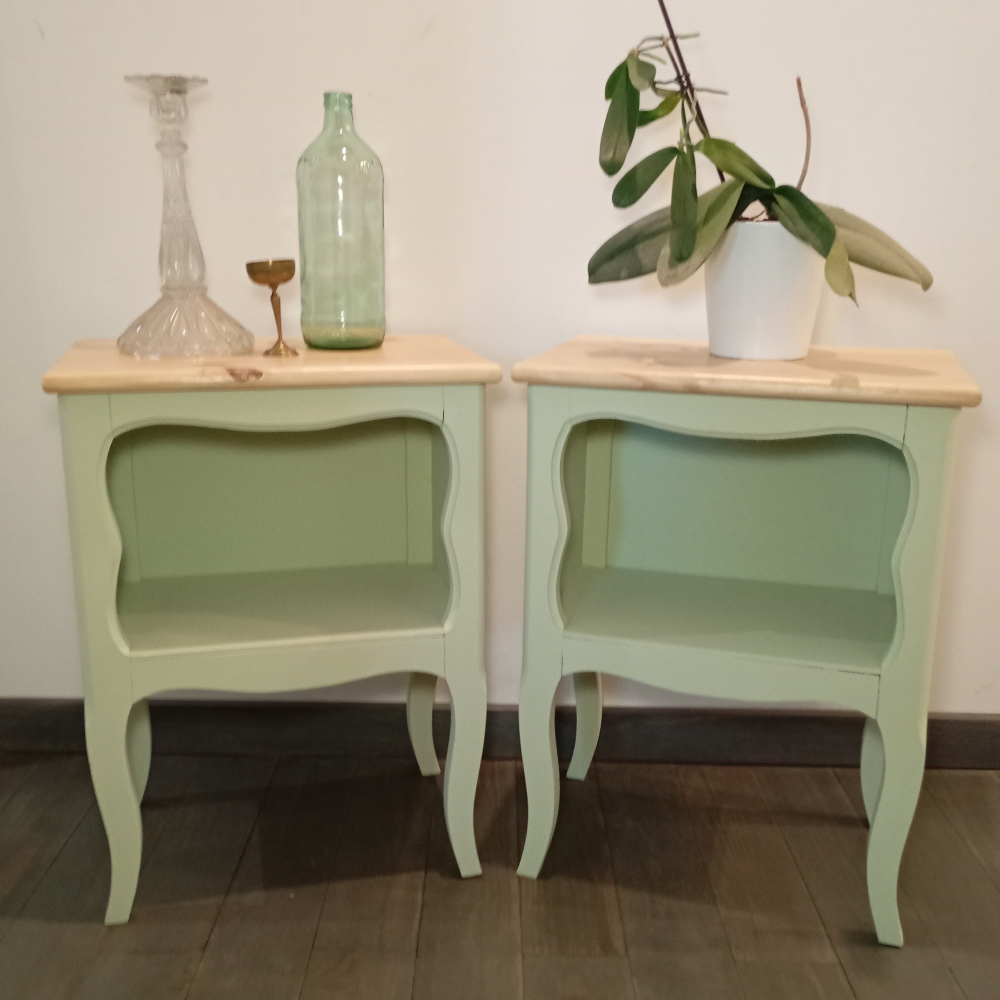 paire de chevets relookées vert et bois