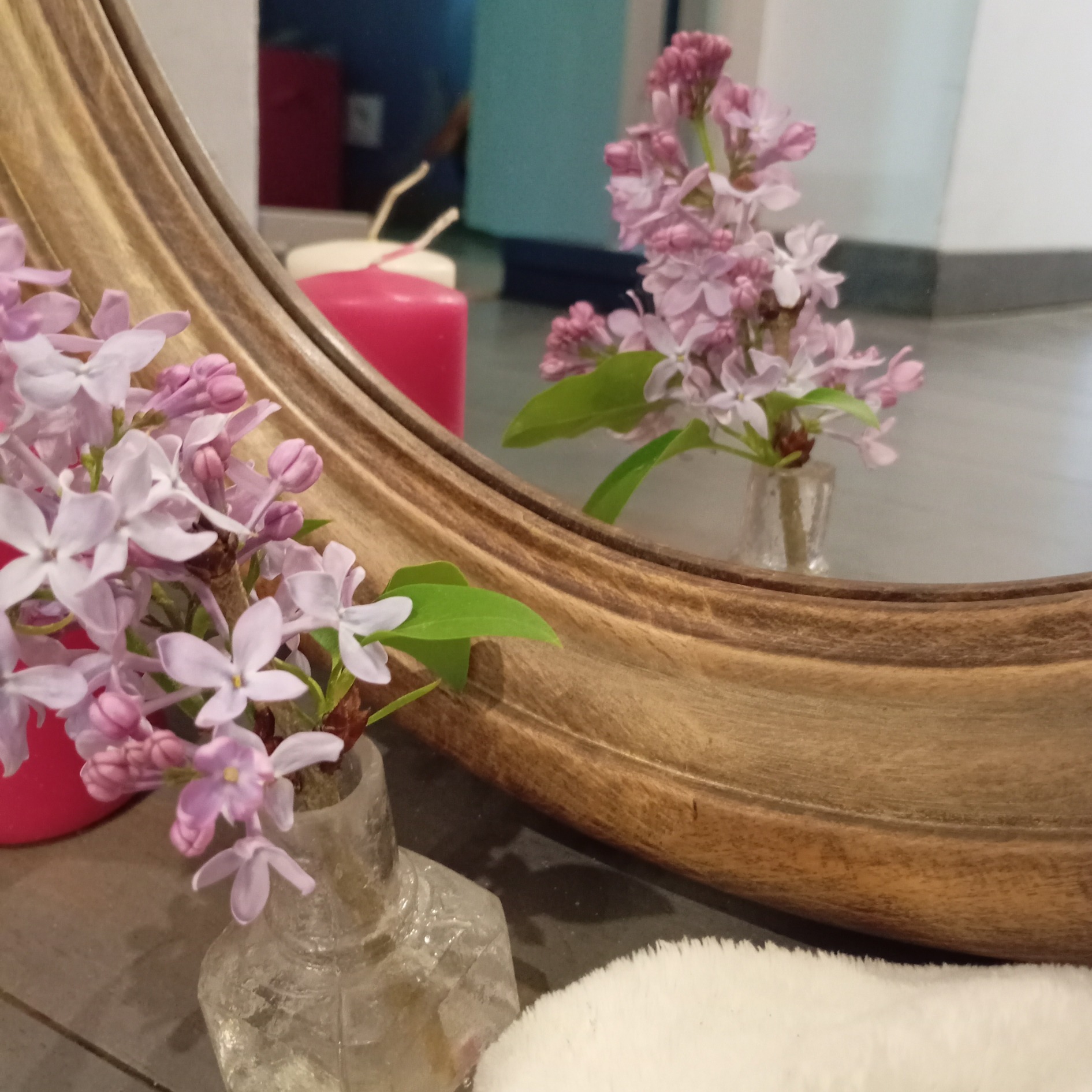 zoom sur la partie basse du miroir ovale en bois