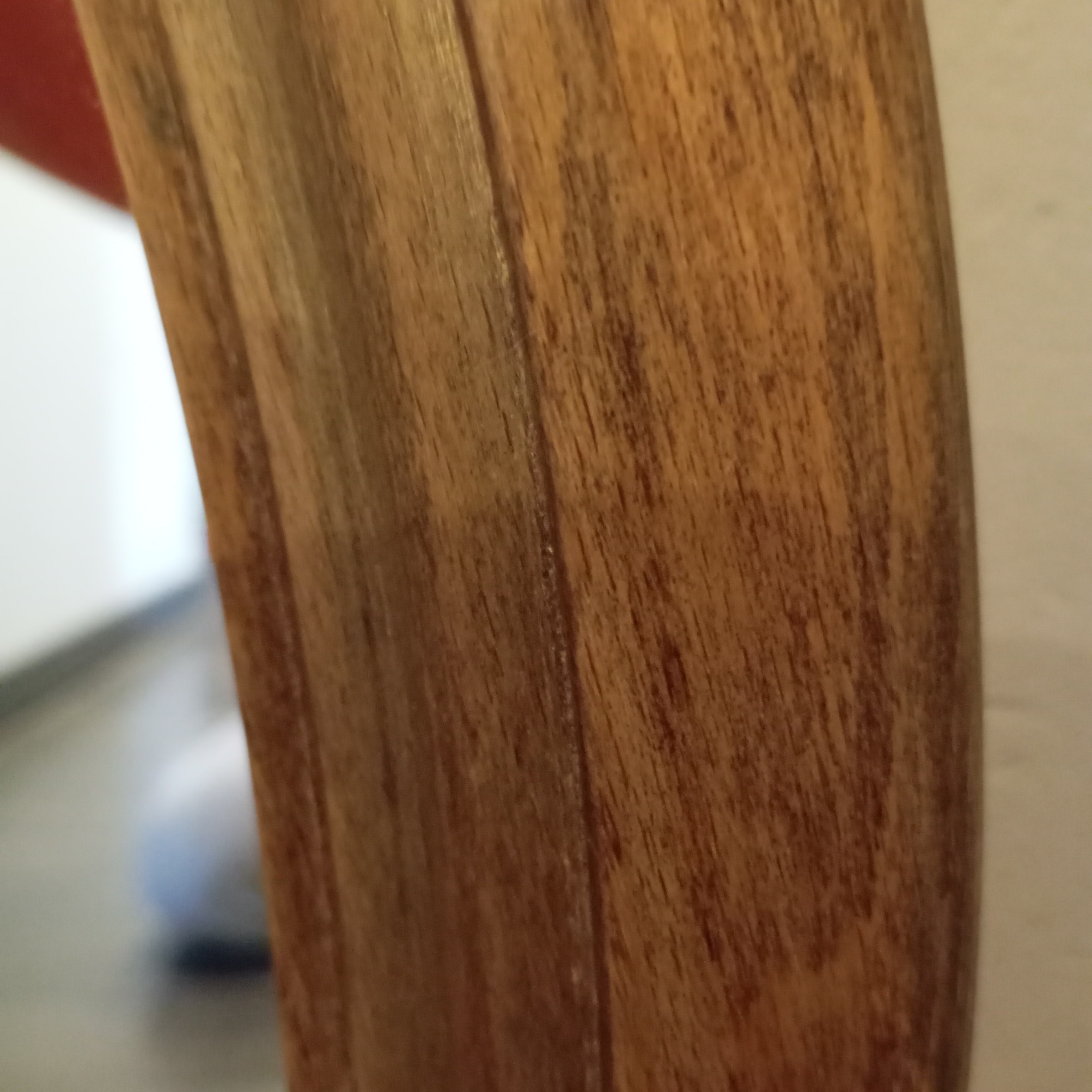 détail du bois du miroir ovale et son veinage noir