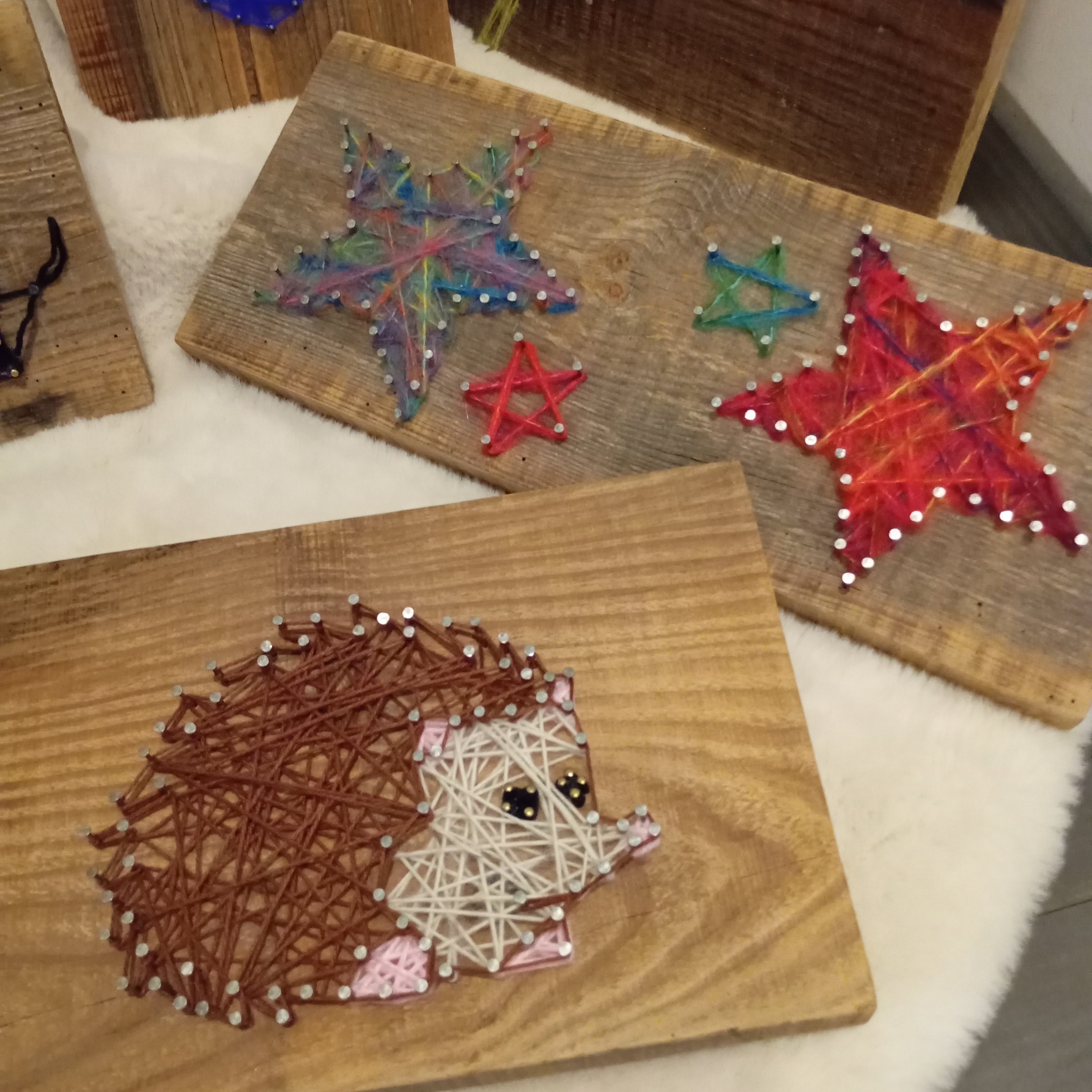 string art étoiles et hérisson sur planche de bois