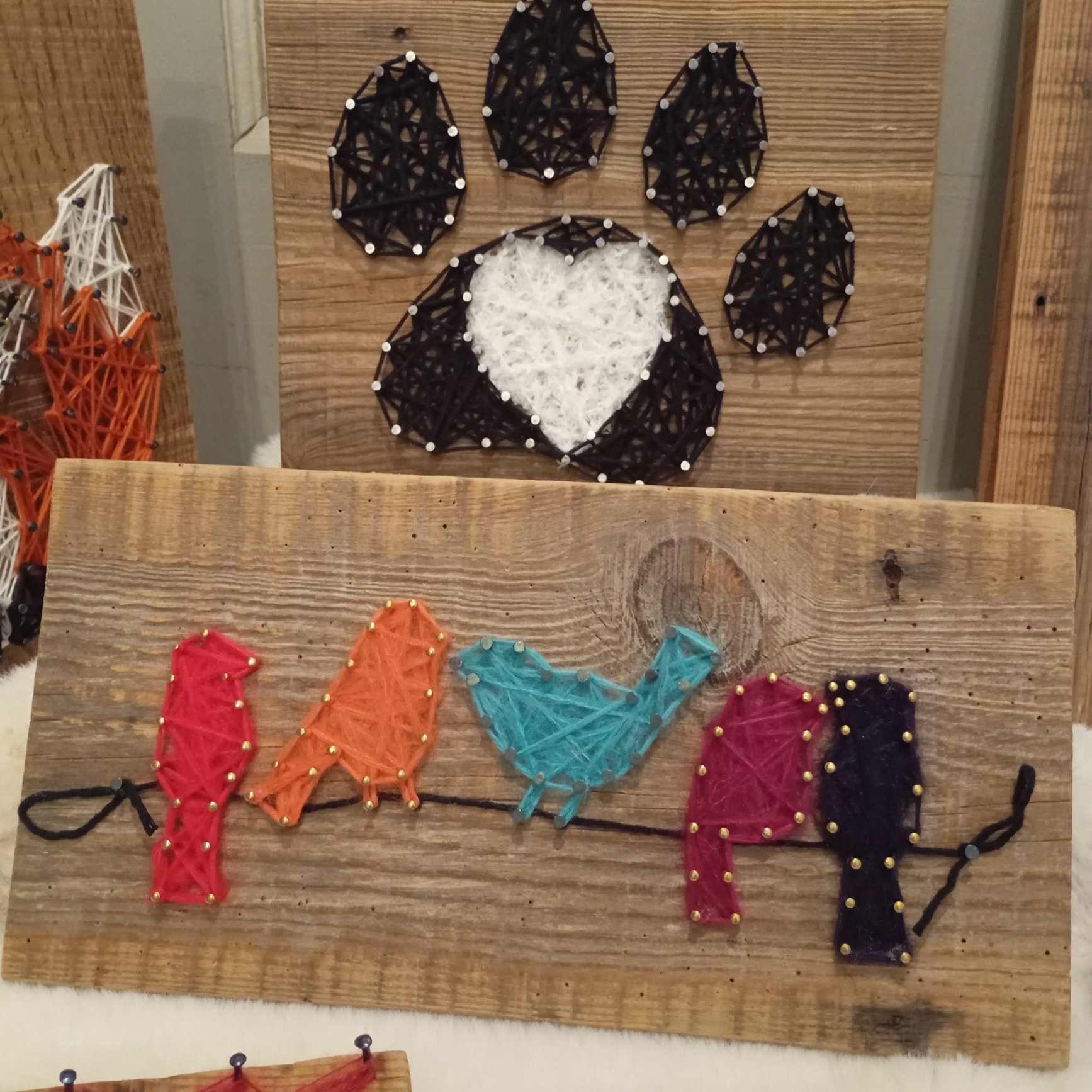string art oiseaux et patte de chien sur planche en bois