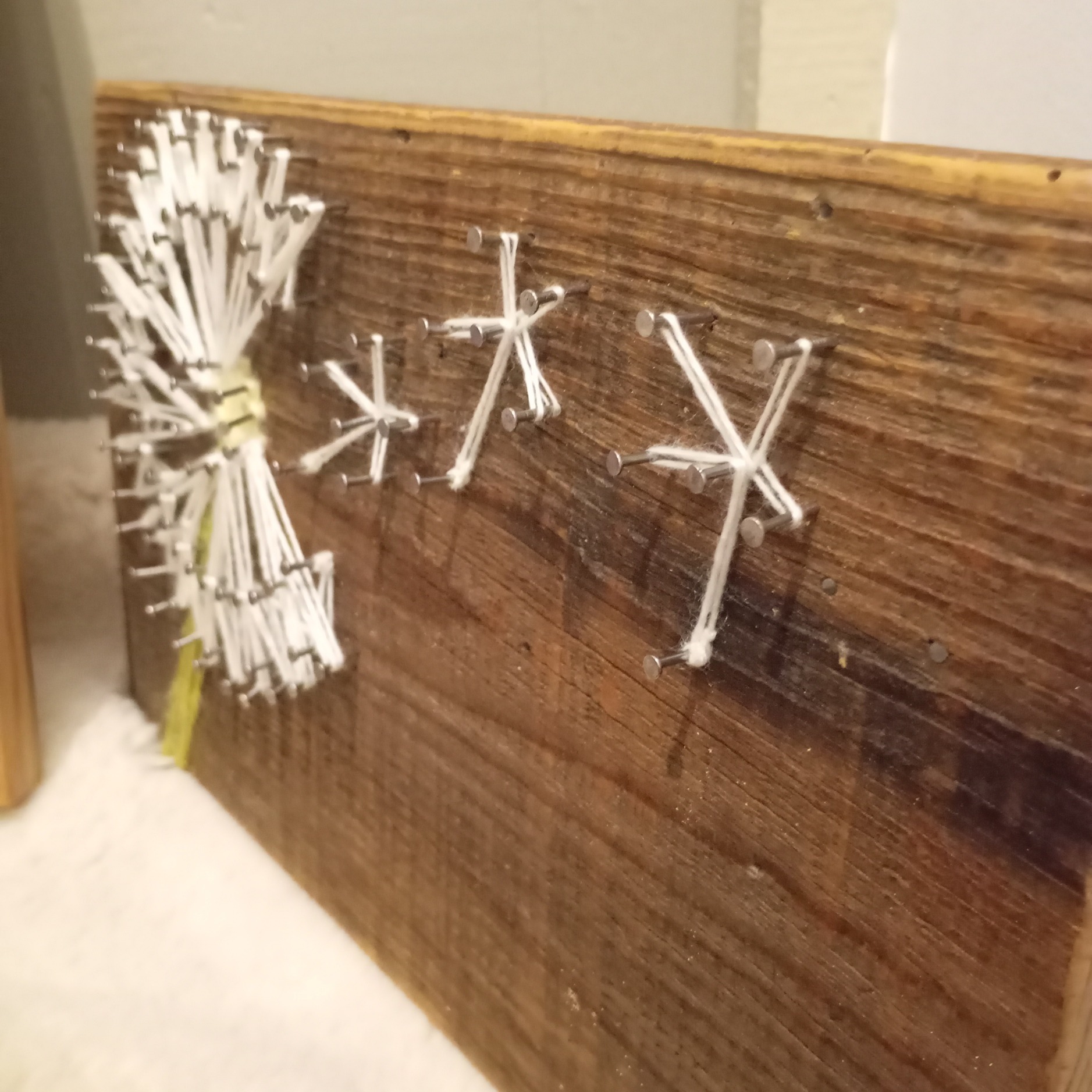 string art pissenlit sur planche de bois