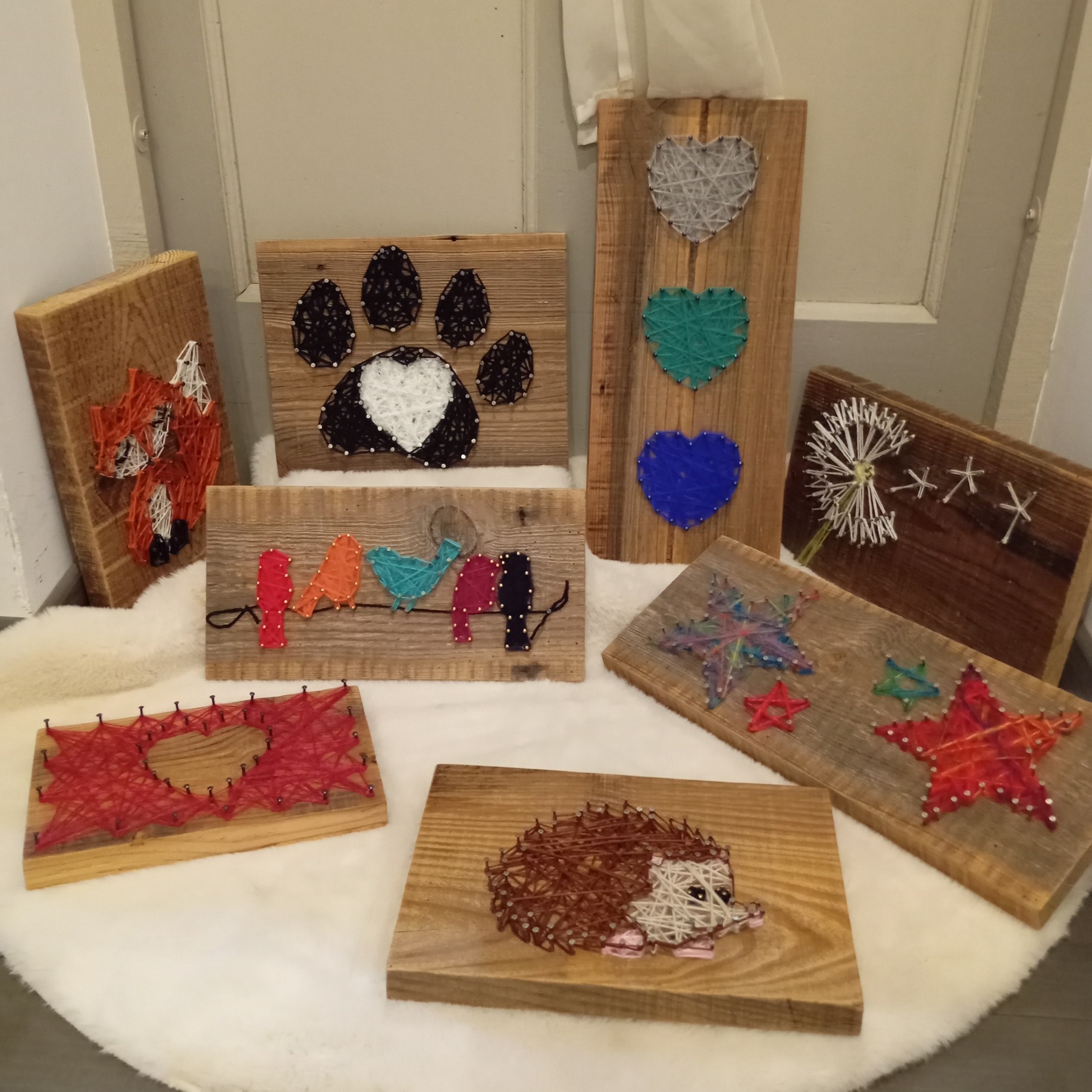 différents modèles de string art sur planche de bois