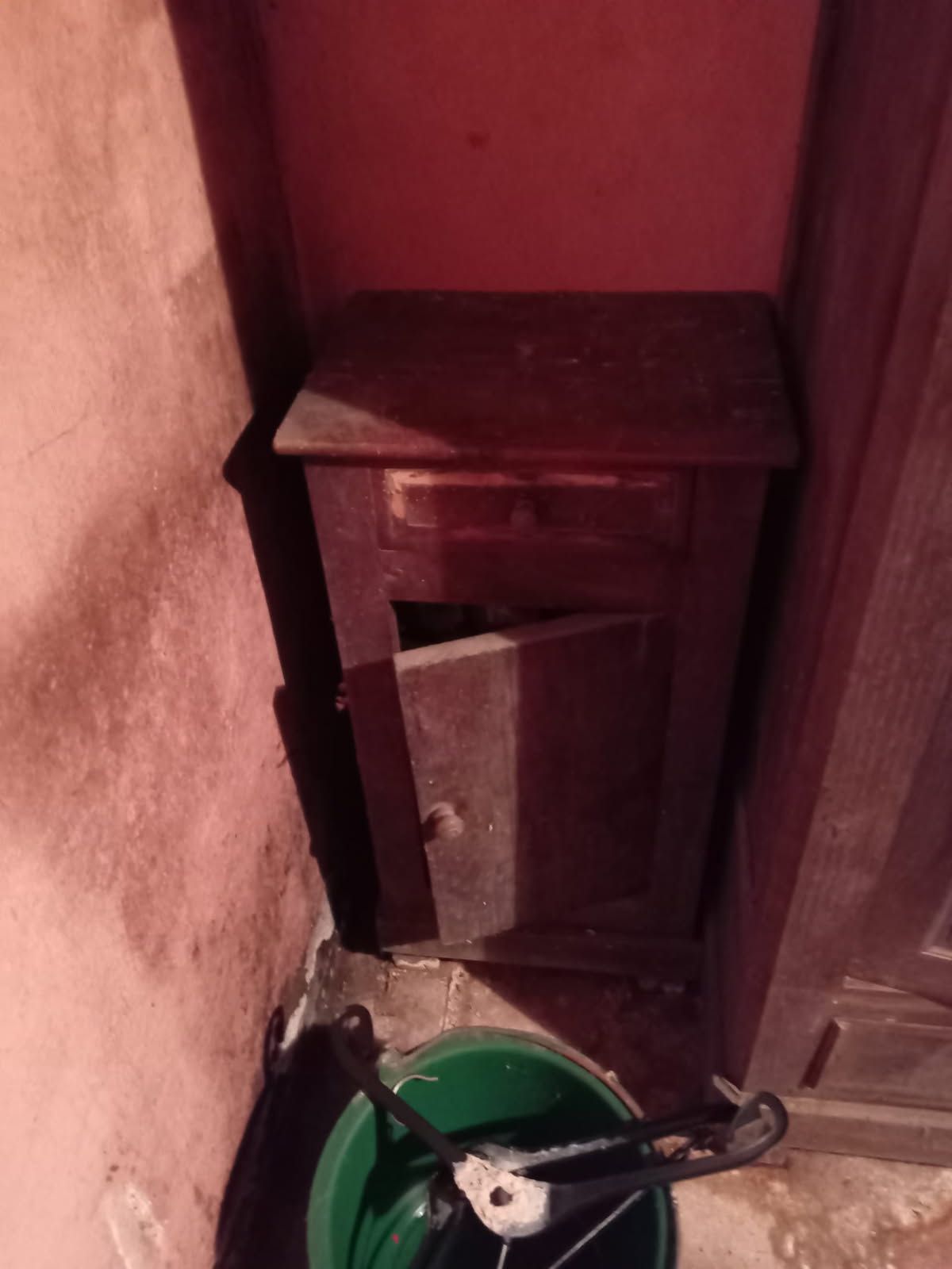 chevet en bois relooké avec un tiroir et une niche couleur vert à soie. finition vernie. photo avant relooking