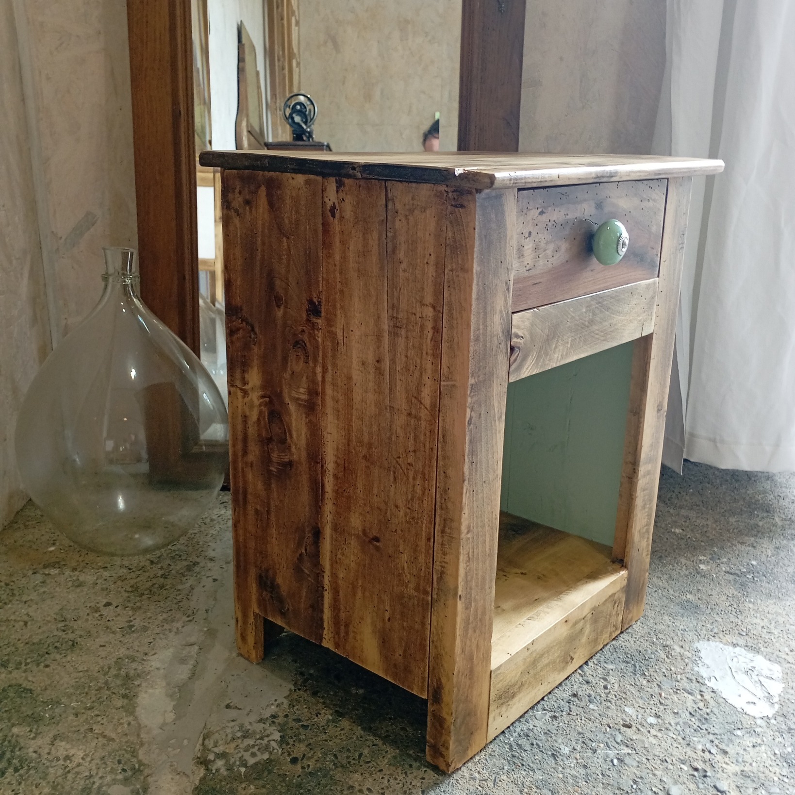 chevet en bois relooké avec un tiroir et une niche couleur vert à soie. finition vernie. Vue de droite