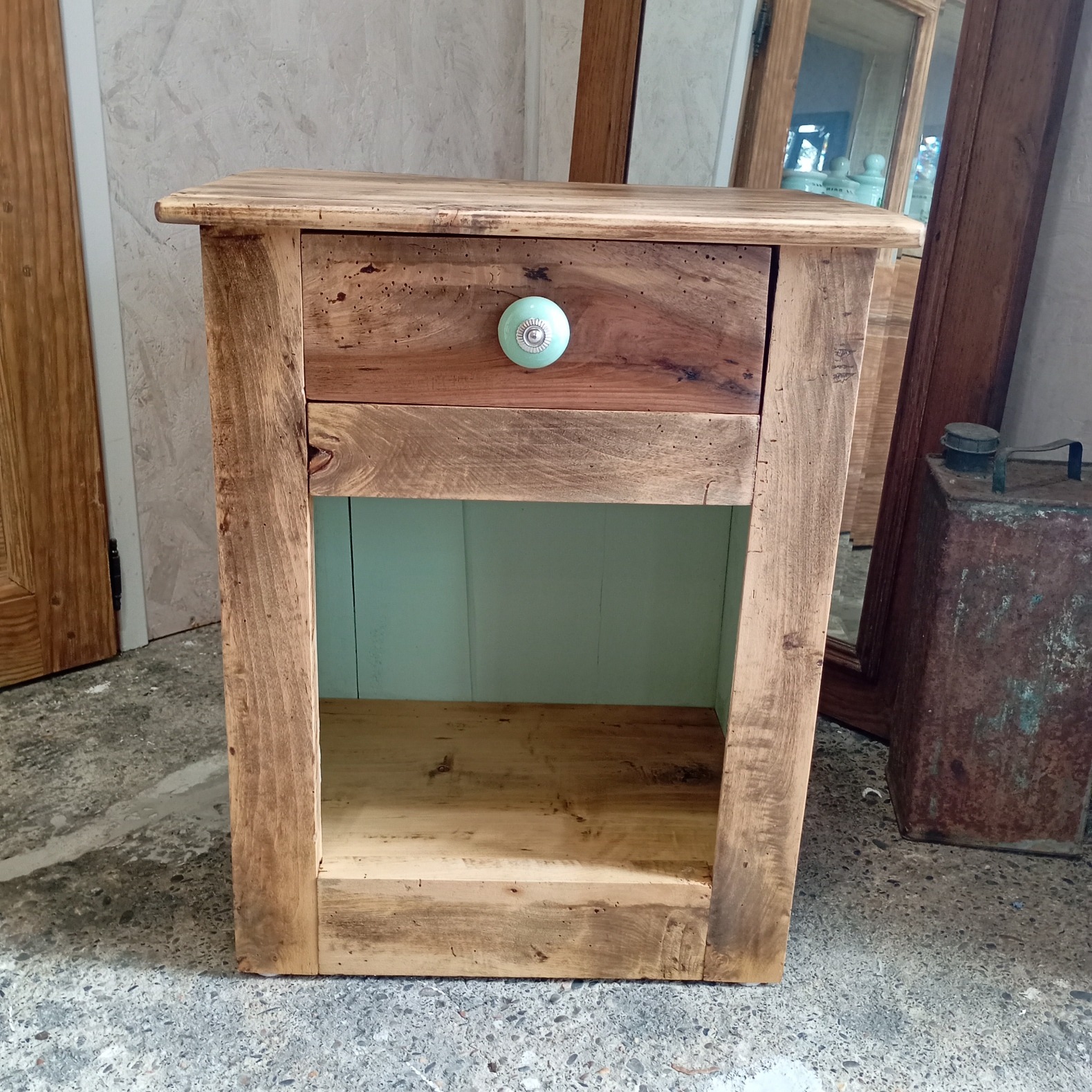 chevet en bois relooké avec un tiroir et une niche couleur vert à soie. finition vernie. Vue de face