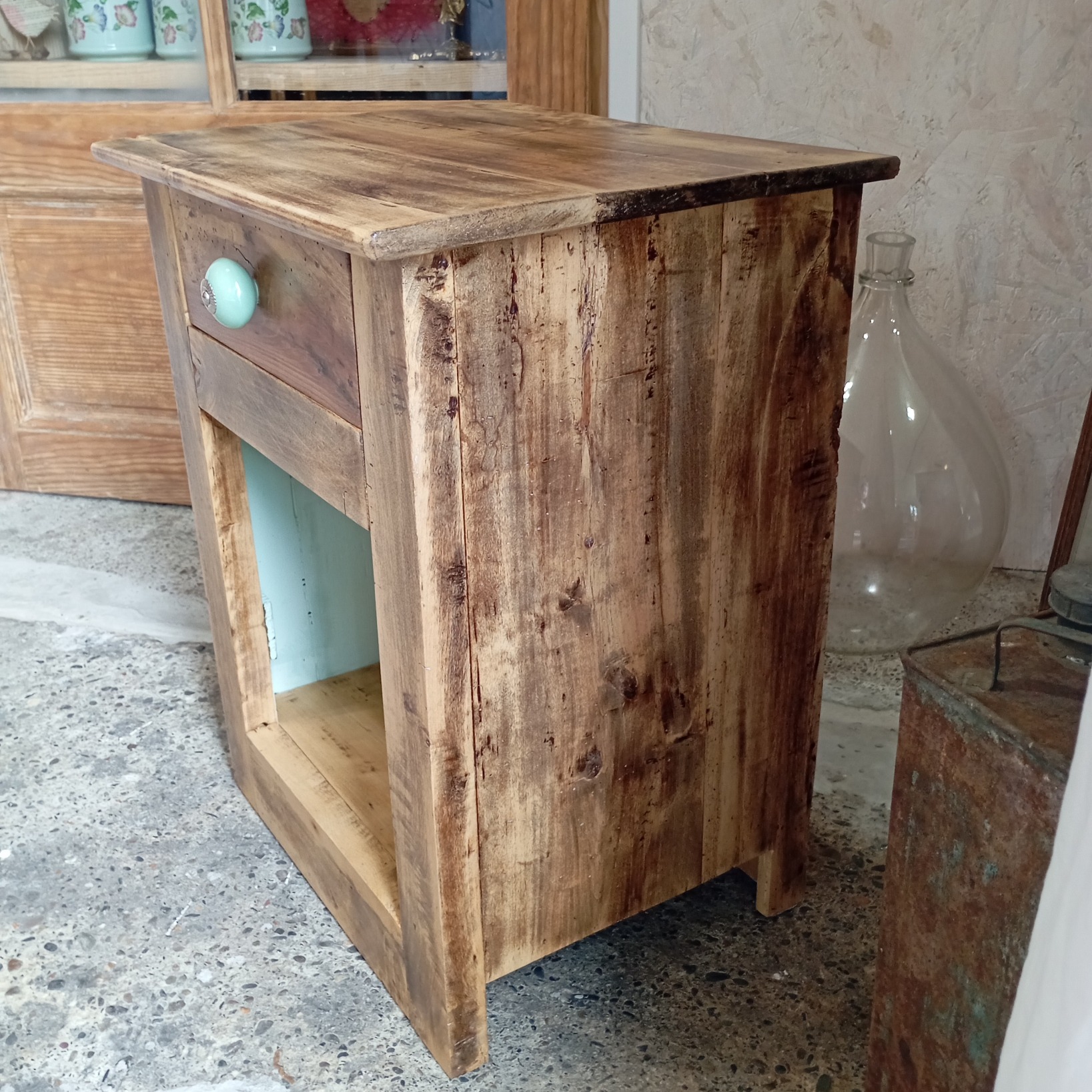 chevet en bois relooké avec un tiroir et une niche couleur vert à soie. finition vernie. Vue de gauche