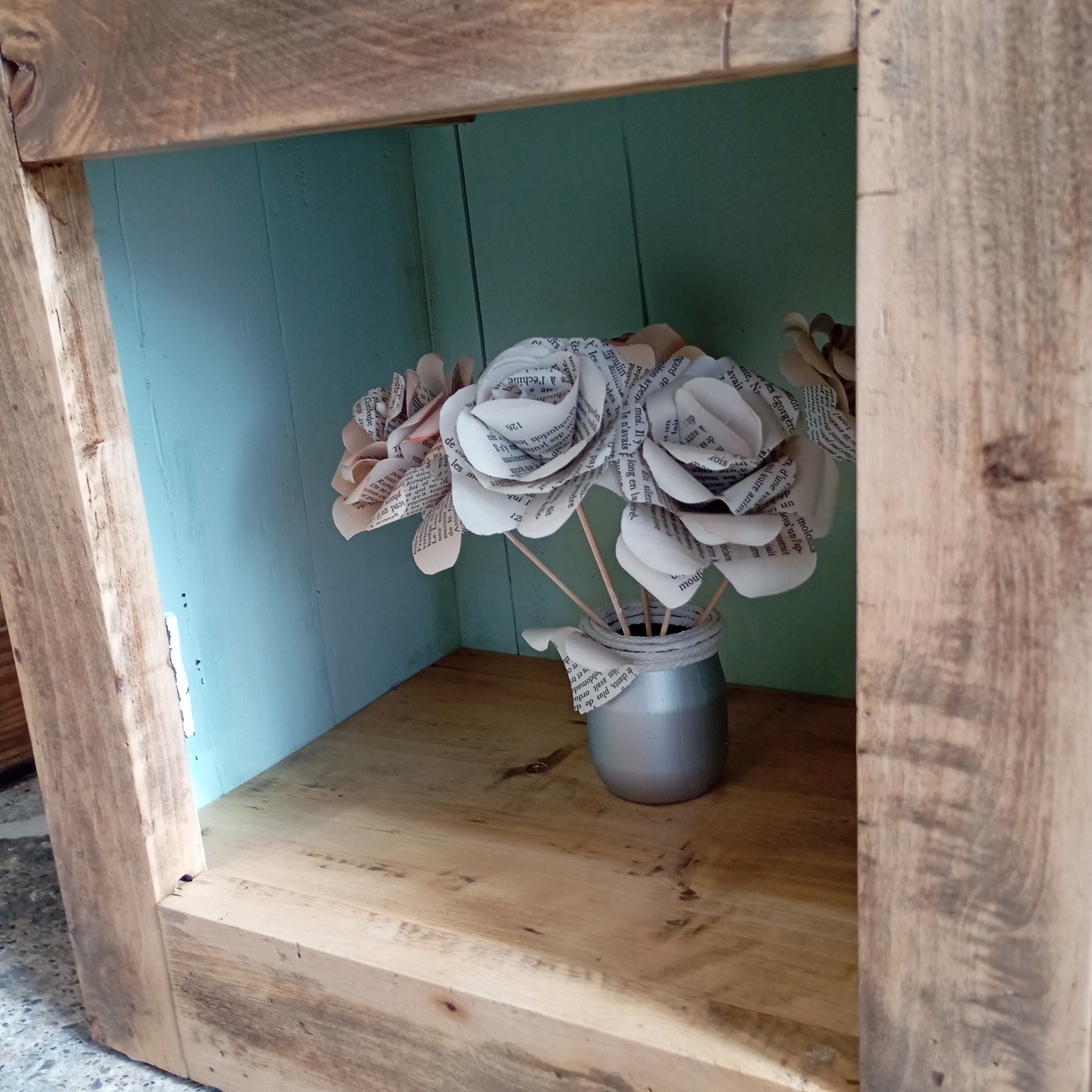 chevet en bois relooké avec un tiroir et une niche couleur vert à soie. finition vernie. Vue de la niche