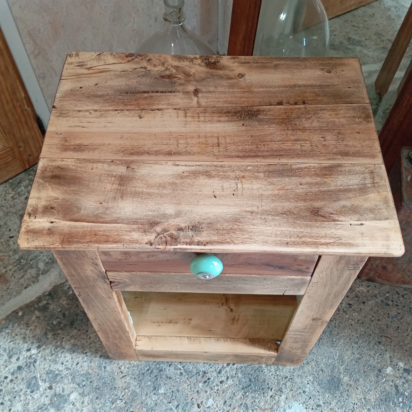 chevet en bois relooké avec un tiroir et une niche couleur vert à soie. finition vernie. Vue du plateau