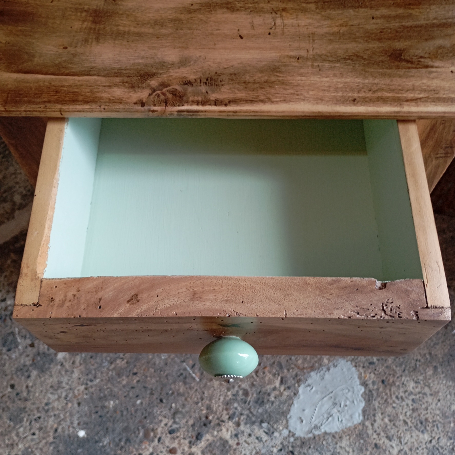 chevet en bois relooké avec un tiroir et une niche couleur vert à soie. finition vernie. Vue du tiroir ouvert