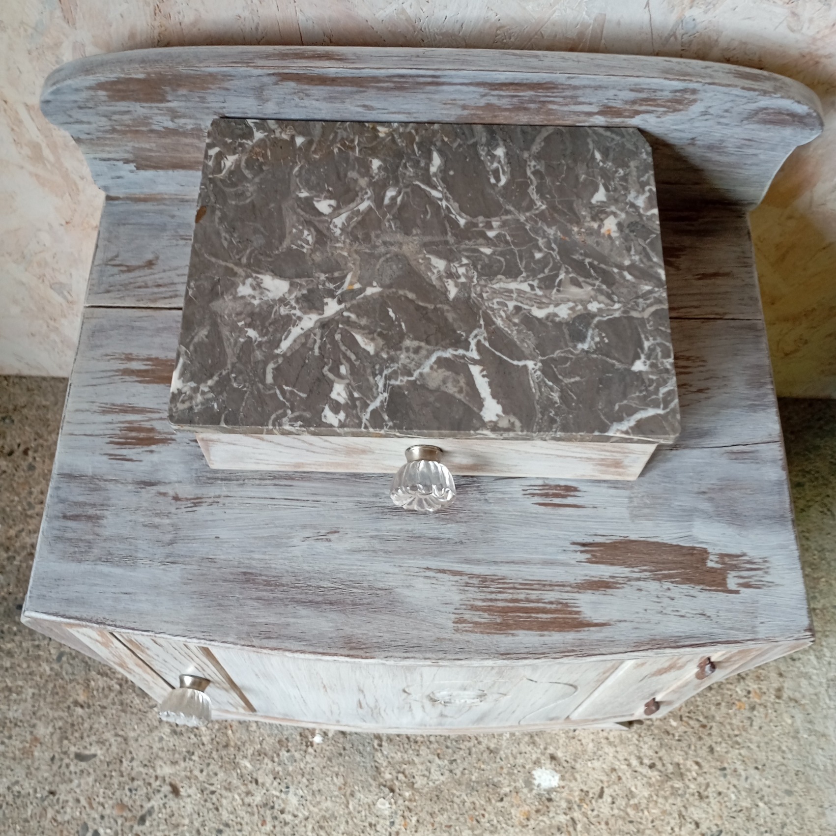 Vue du dessus d'un chevet style art déco avec marbre gris dessin fleur et céruse blanche