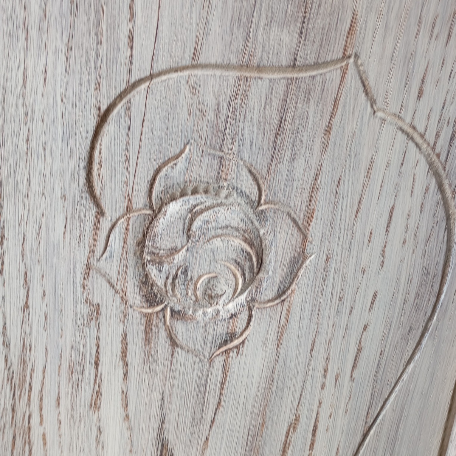 Vue du détail de la fleur d'un chevet style art déco avec marbre gris dessin fleur et céruse blanche