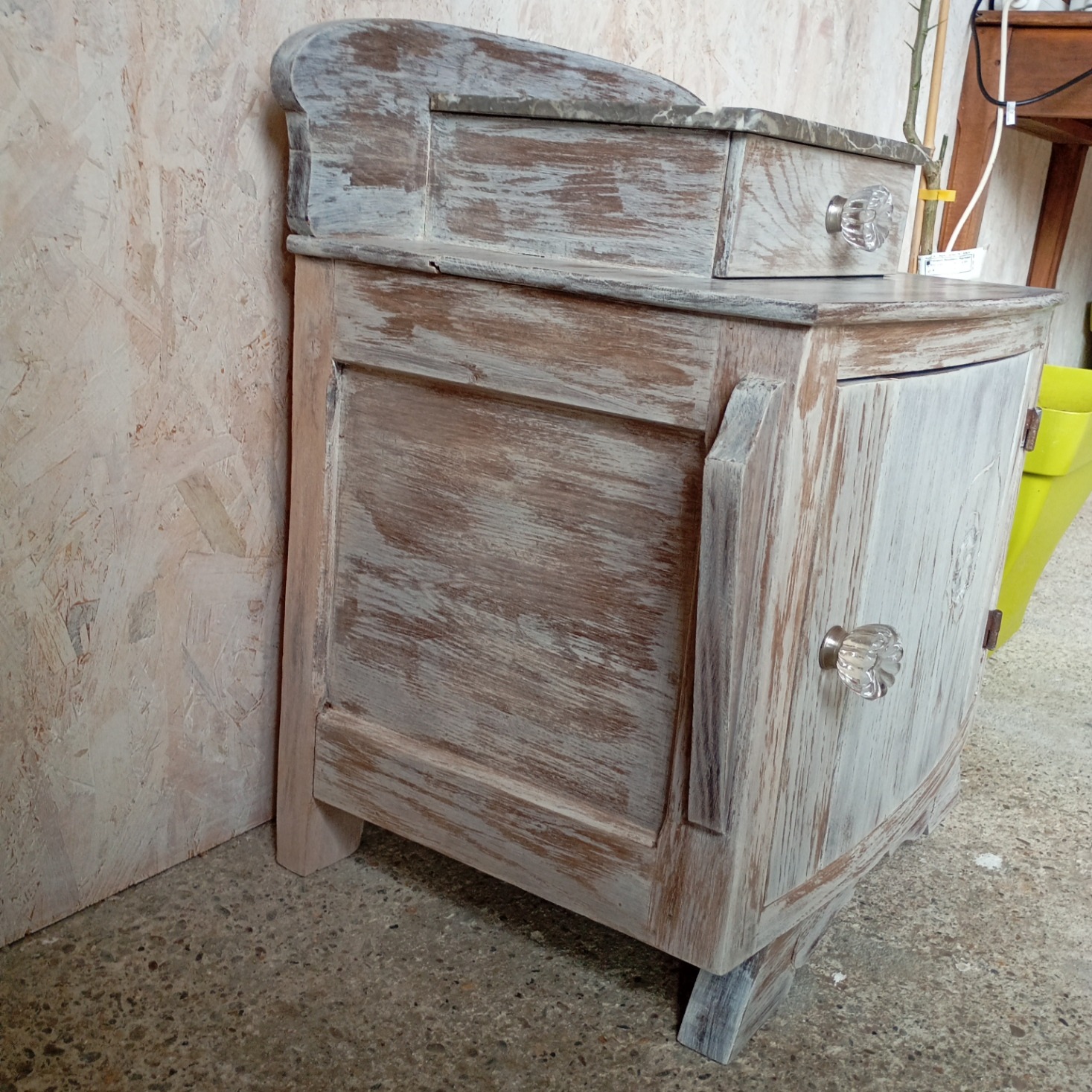 Vue de droite d'un chevet style art déco avec marbre gris dessin fleur et céruse blanche