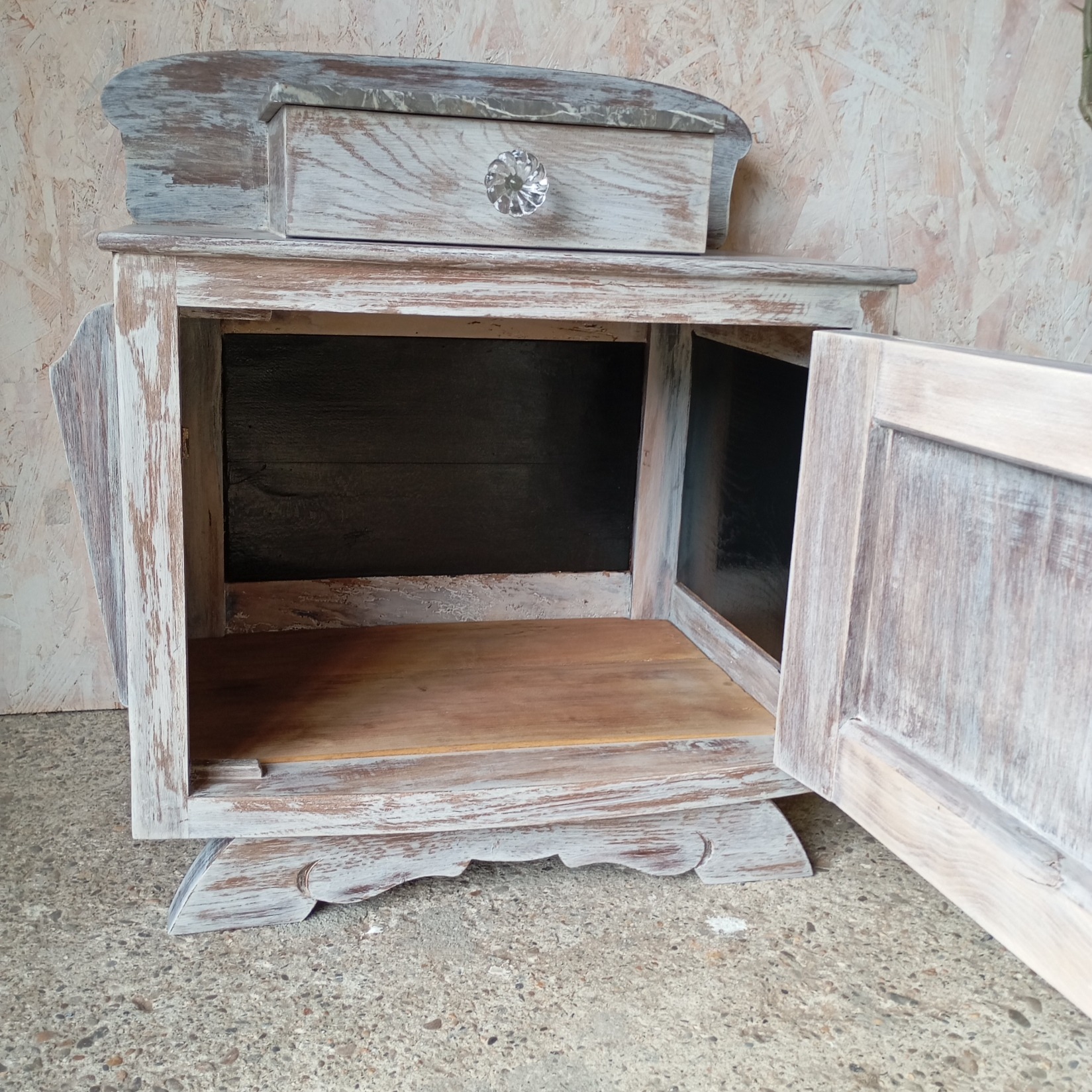 Vue de l'intérieur peint en noir d'un chevet style art déco avec marbre gris dessin fleur et céruse blanche