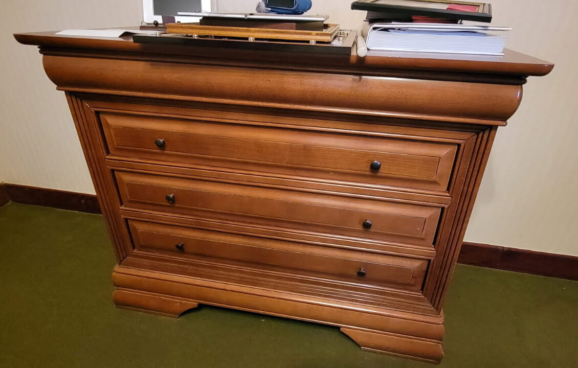 commode rose bois et violet relookée avant