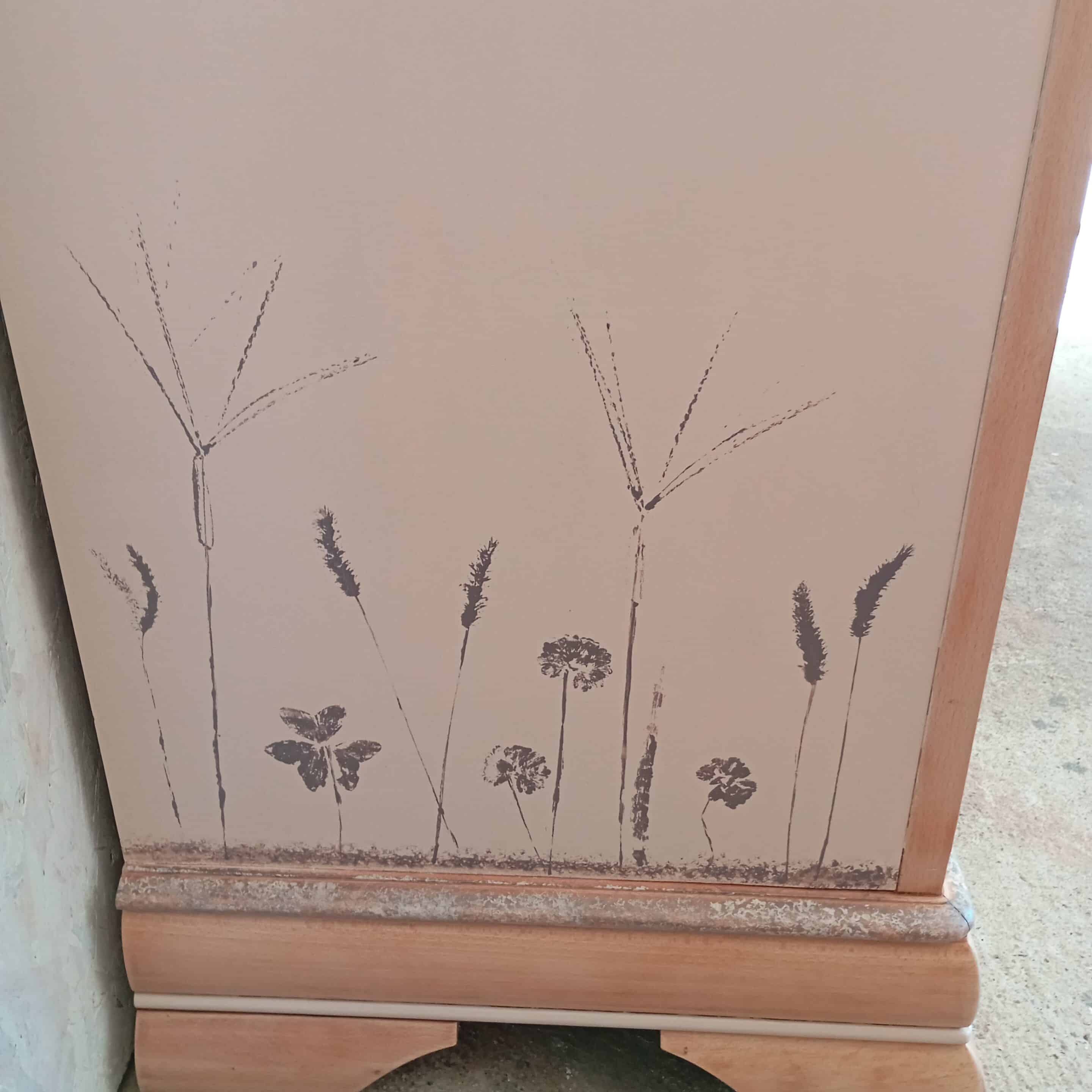 commode rose bois et violet relookée vue du coté droit