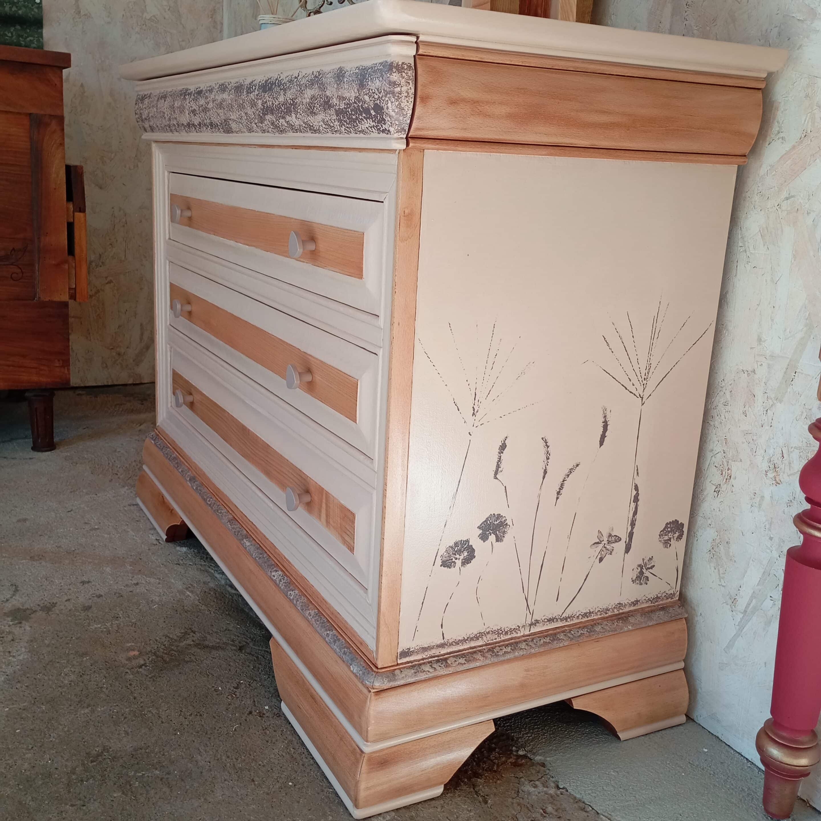 commode rose bois et violet relookée vue du coté gauche