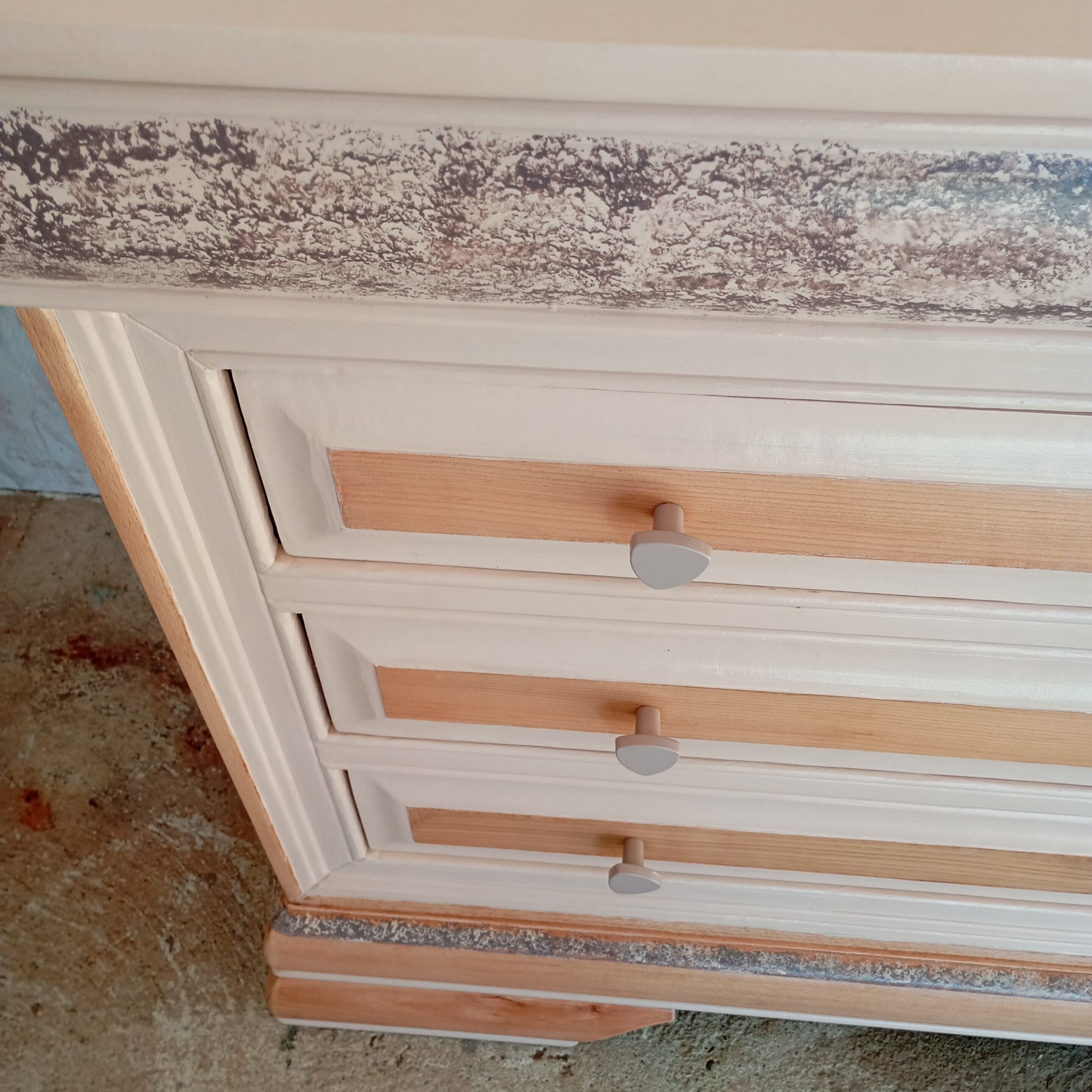 commode rose bois et violet relookée zoom sur les poignées