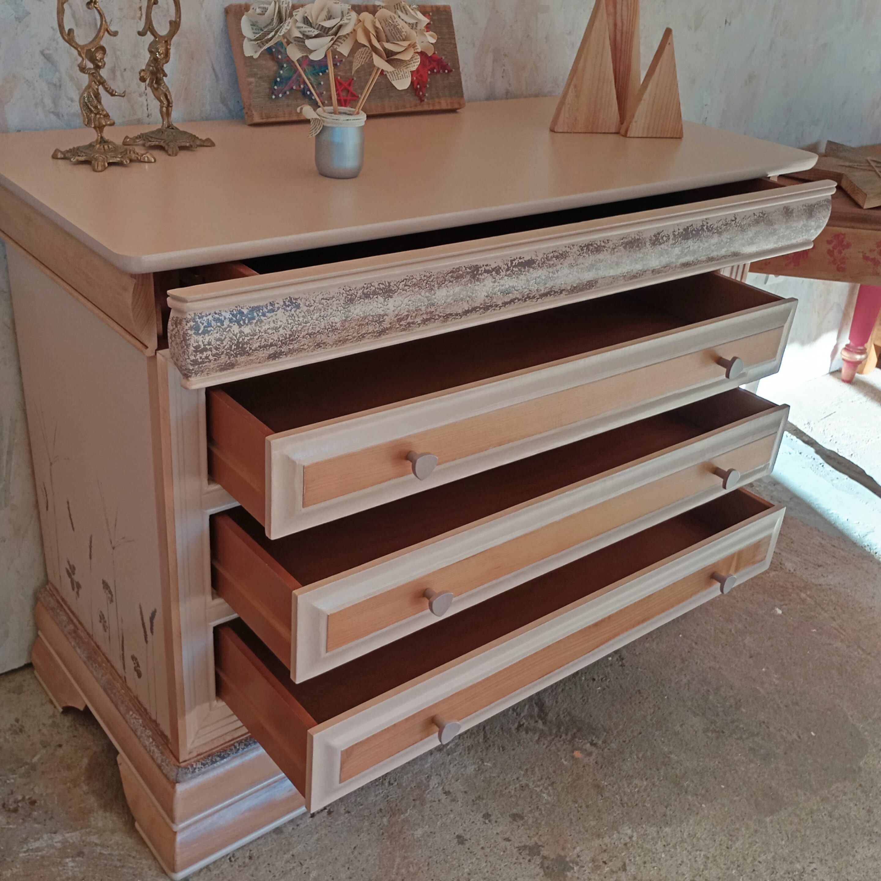 commode rose bois et violet relookée avec les tiroirs ouverts