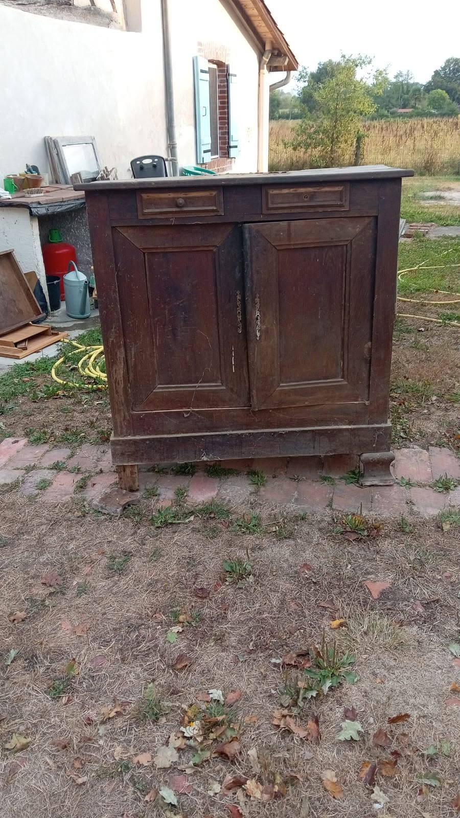 buffet en châtaignier transformé en garde manger avant