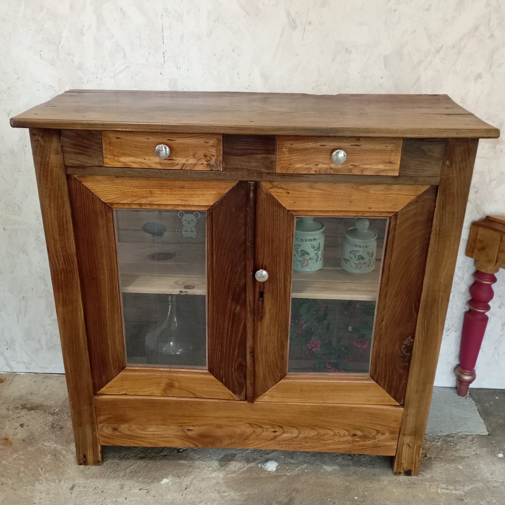 buffet en châtaignier transformé en garde manger vue de face