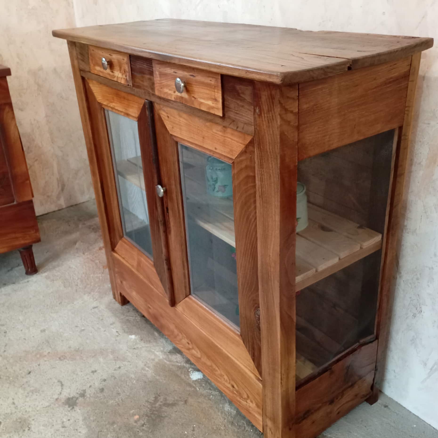 buffet en châtaignier transformé en garde manger vue de gauche