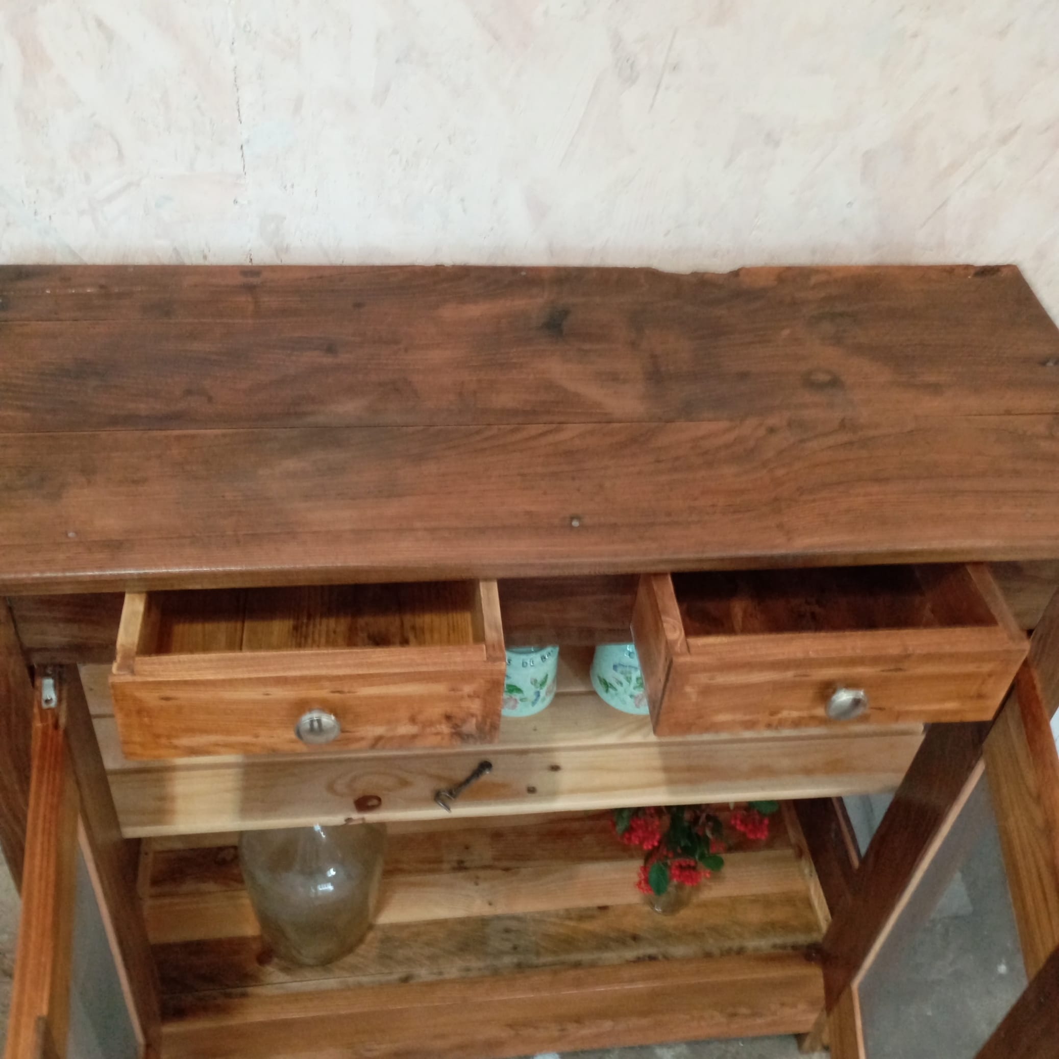 buffet en châtaignier transformé en garde manger vue d'en haut