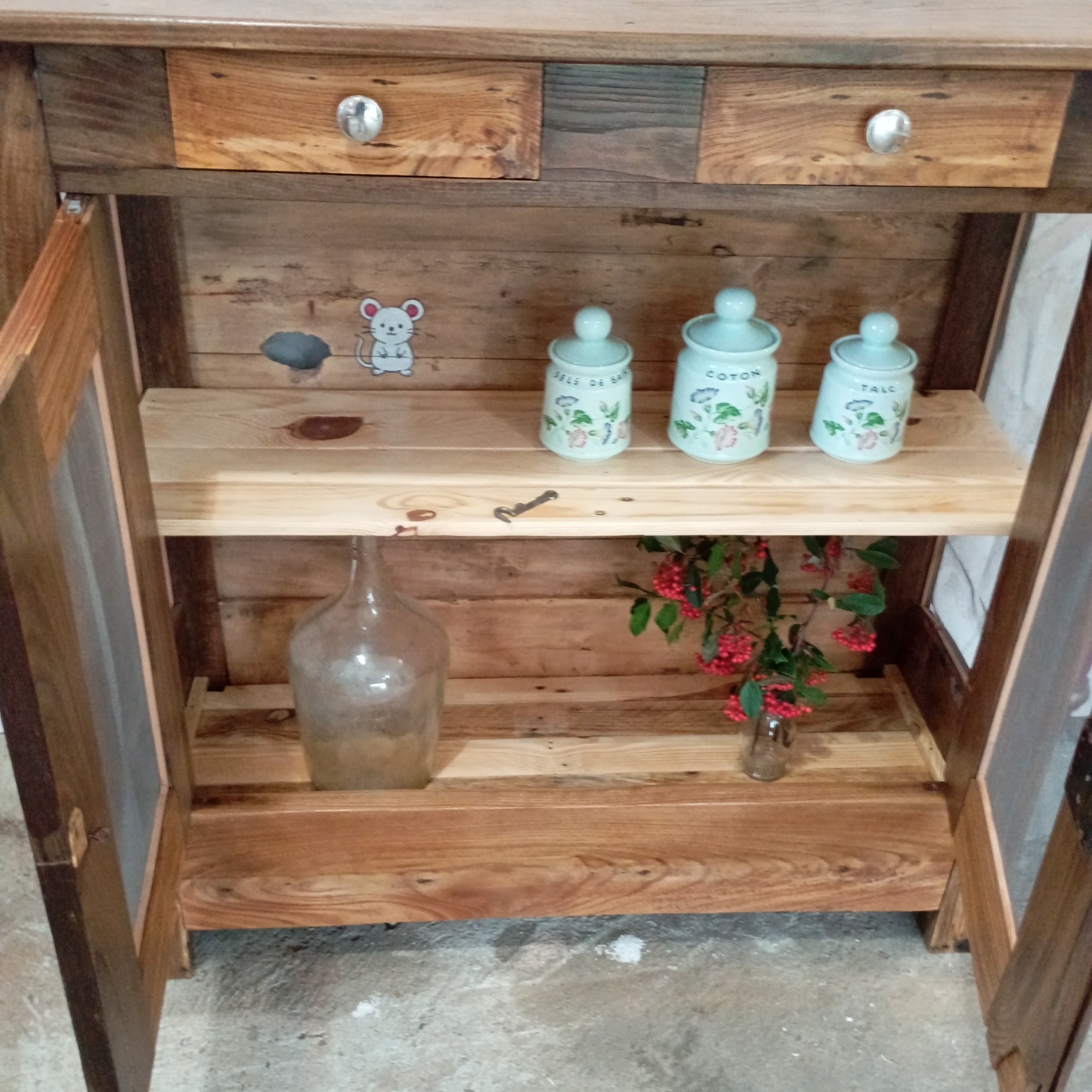 buffet en châtaignier transformé en garde manger vue de l'intérieur (2 étagères et 2 tiroirs)