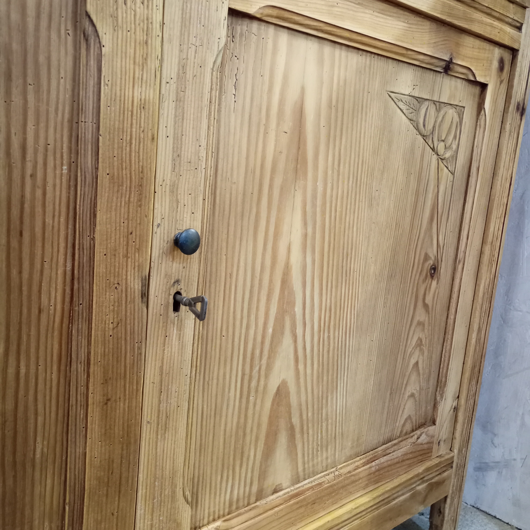 vaisselier en pin vue d'une porte détail