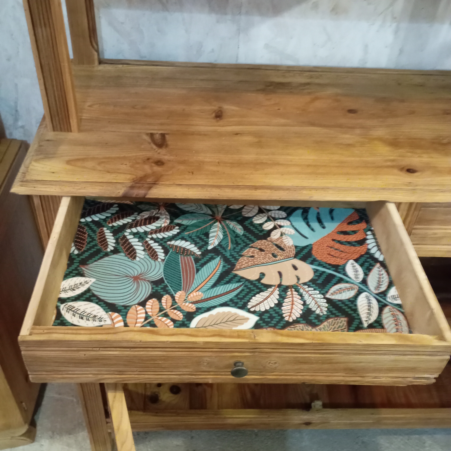 vaisselier en pin vue d'un tiroir ouvert