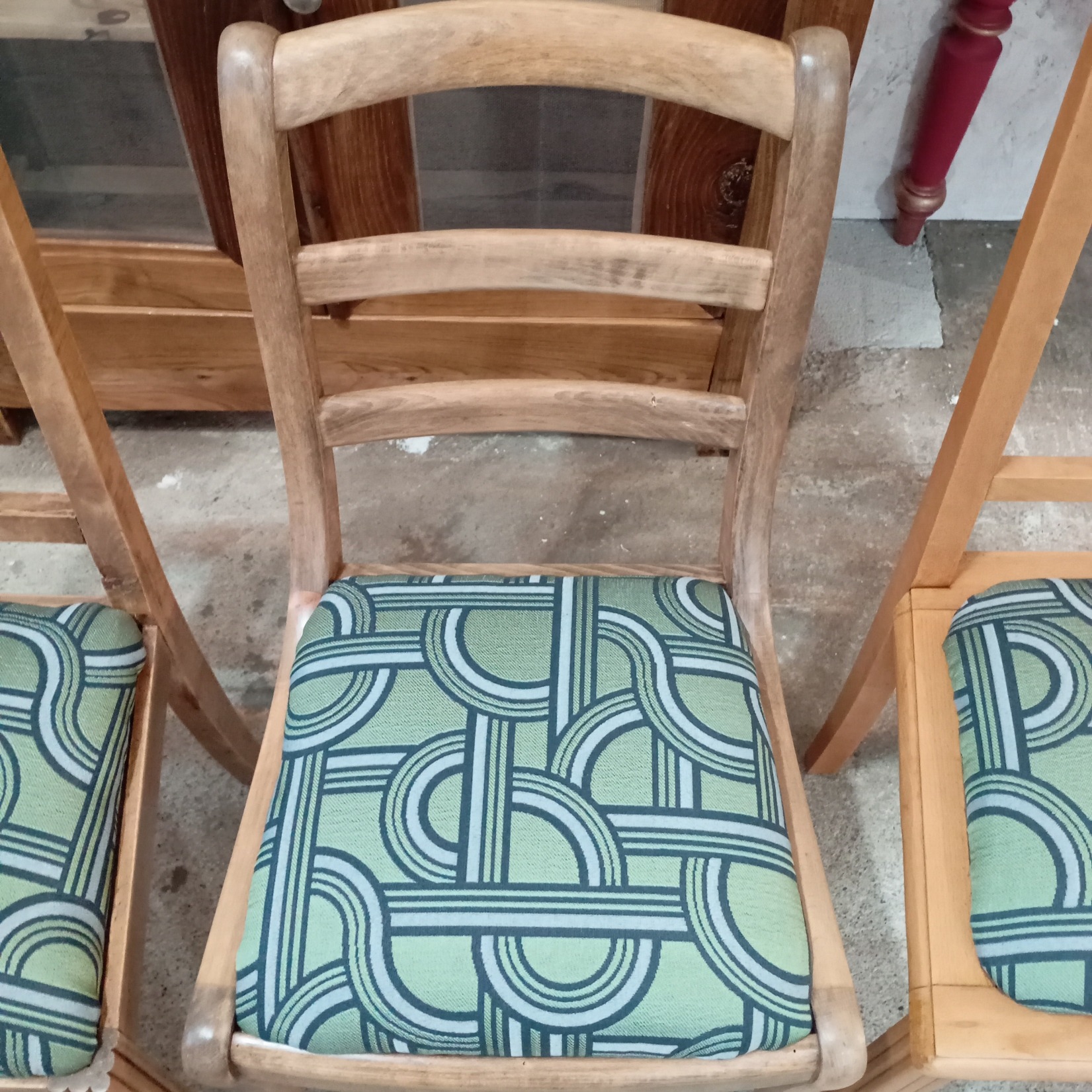 lot 3 chaises bois assises tissu vertes zoom sur la chaise 2