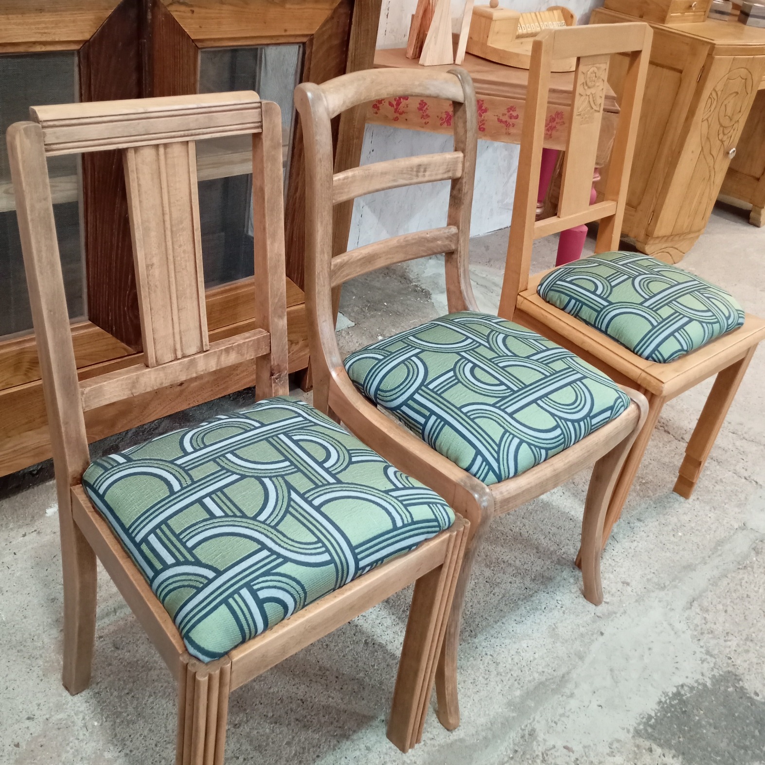 lot 3 chaises bois assises tissu vertes vue droite