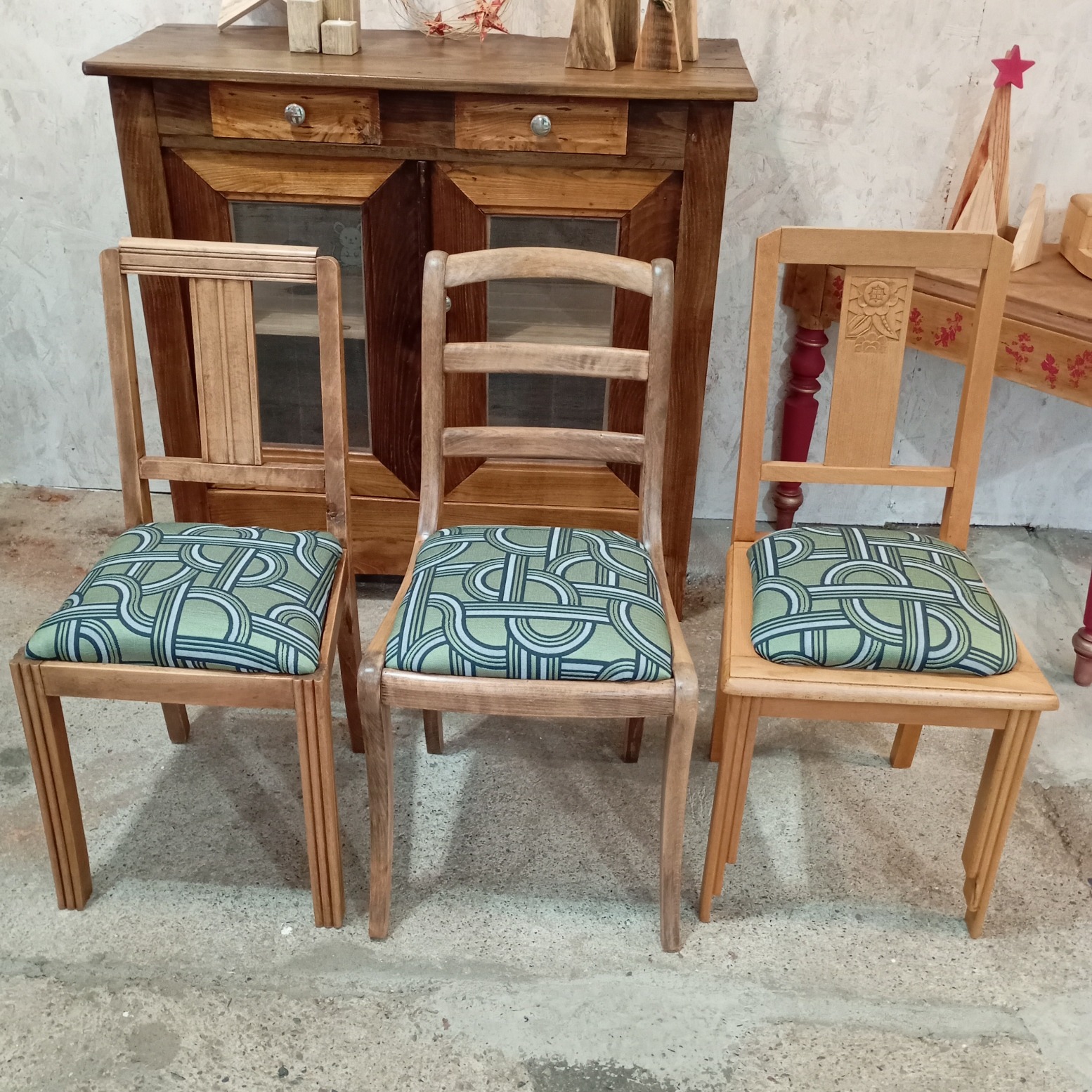 lot 3 chaises bois assises tissu vertes vue face
