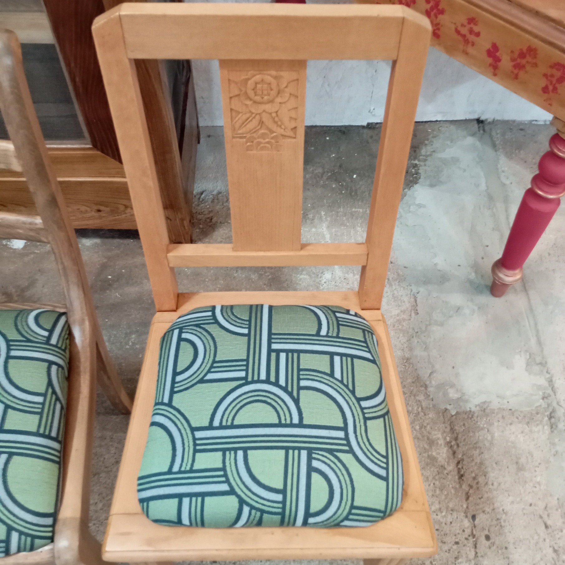 lot 3 chaises bois assises tissu vertes zoom sur la chaise 1