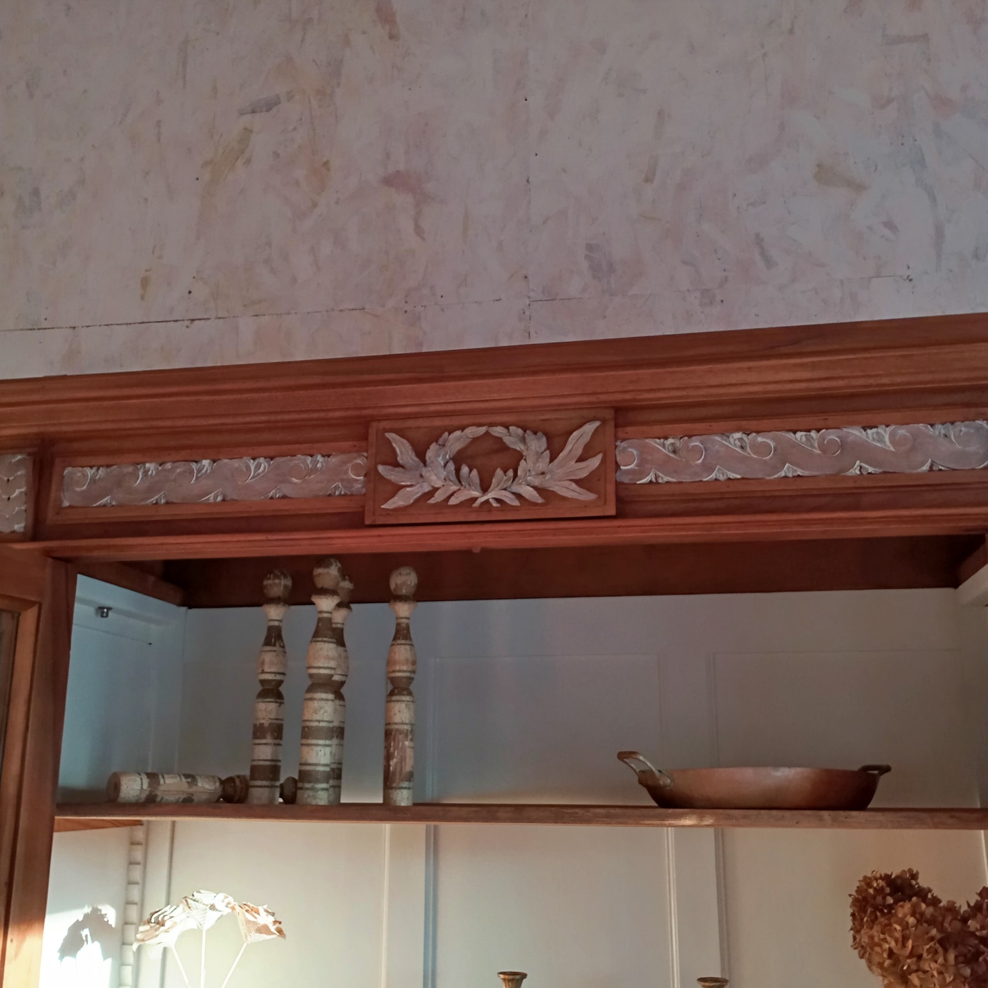 Armoire vitrée vue de la corniche