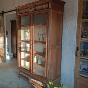 Armoire vitrée vue de droite