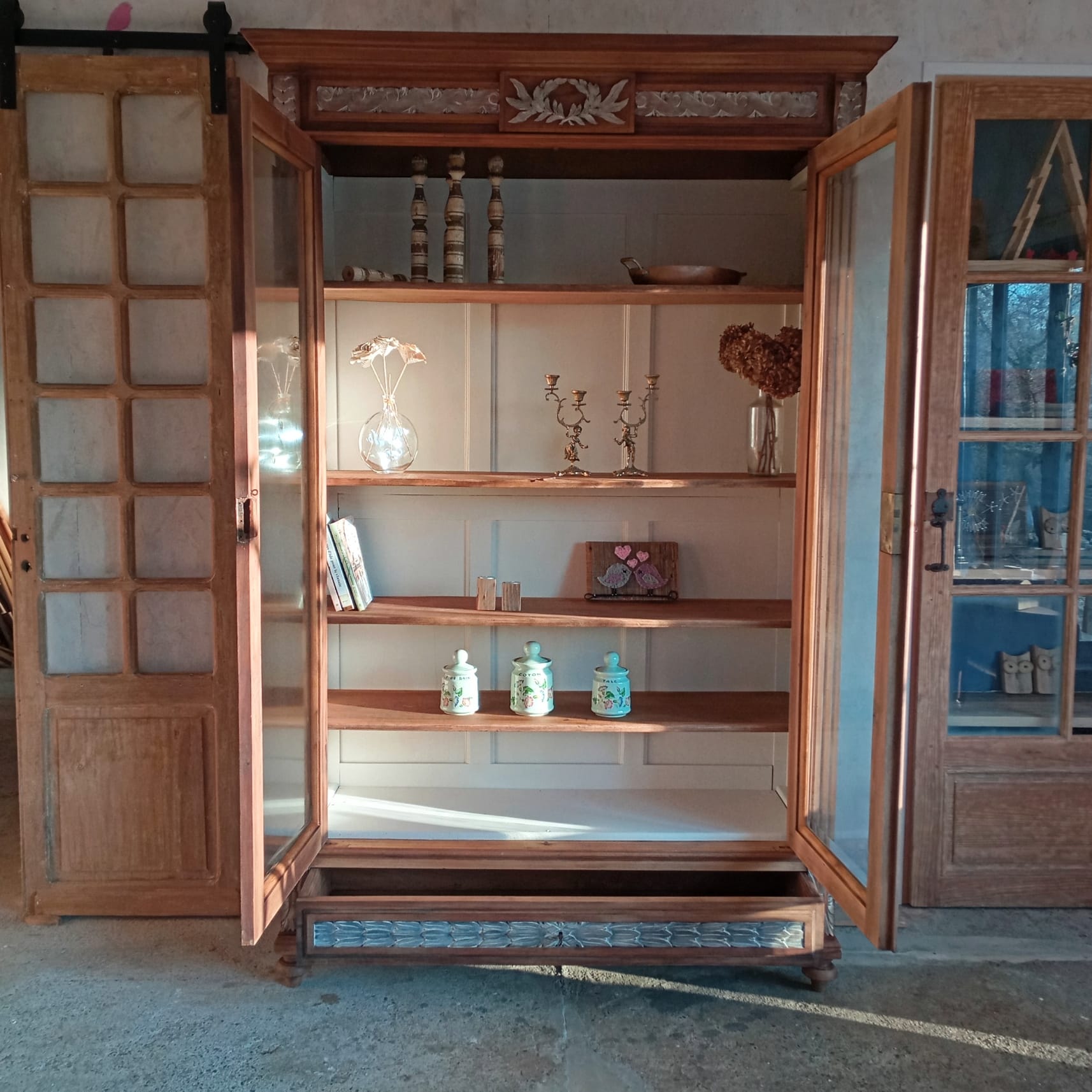 Armoire vitrée vue de face porte ouvertes