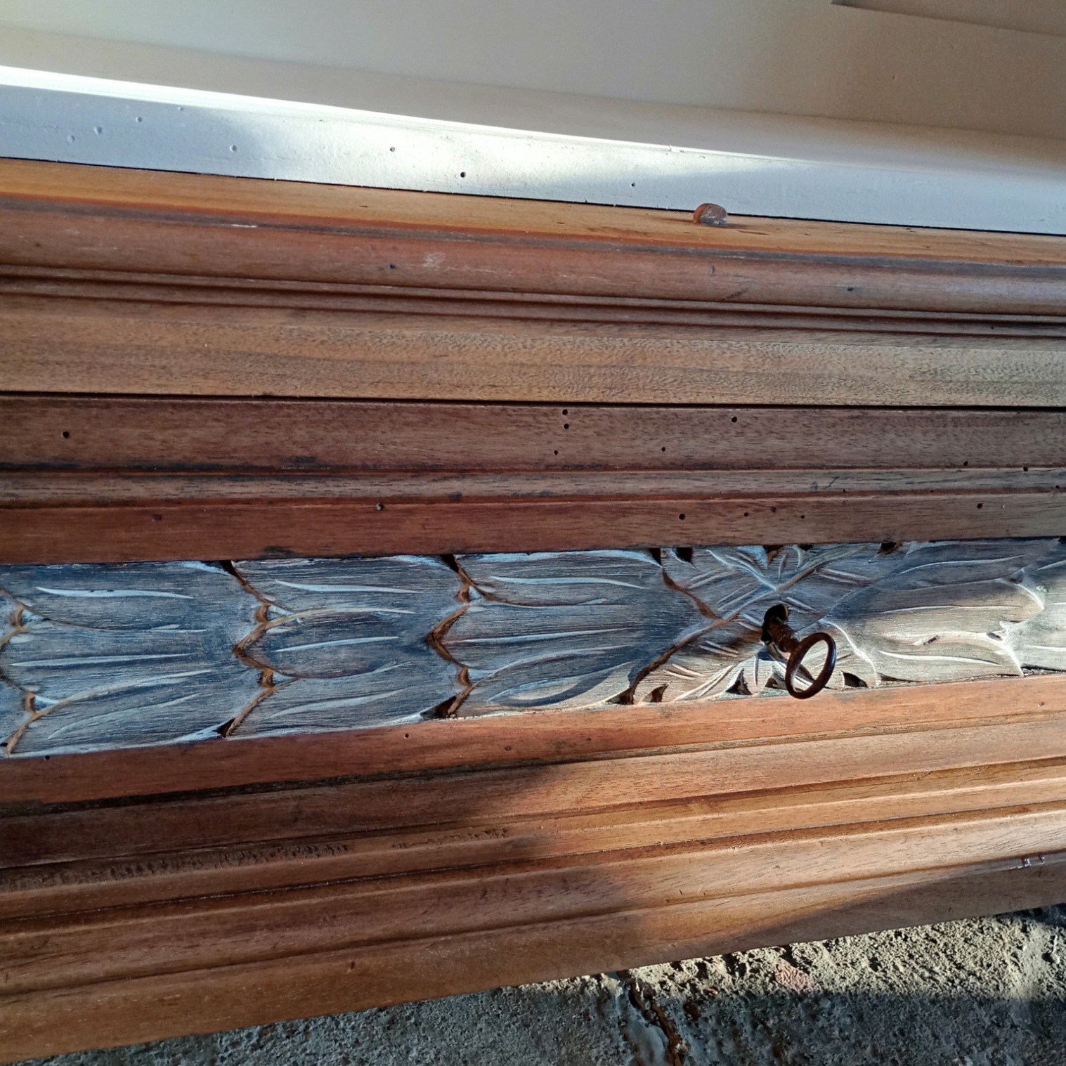 Armoire vitrée vue du tiroir fermé