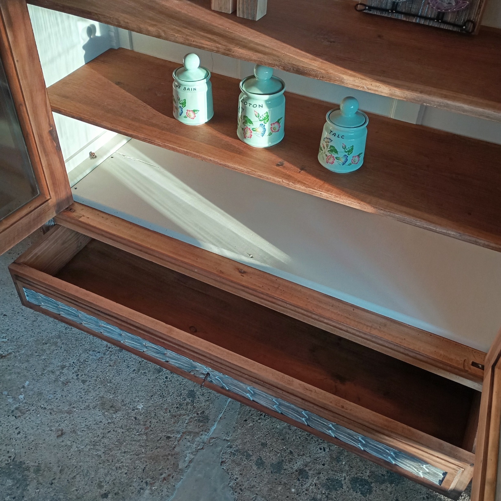 Armoire vitrée vue du tiroir ouvert